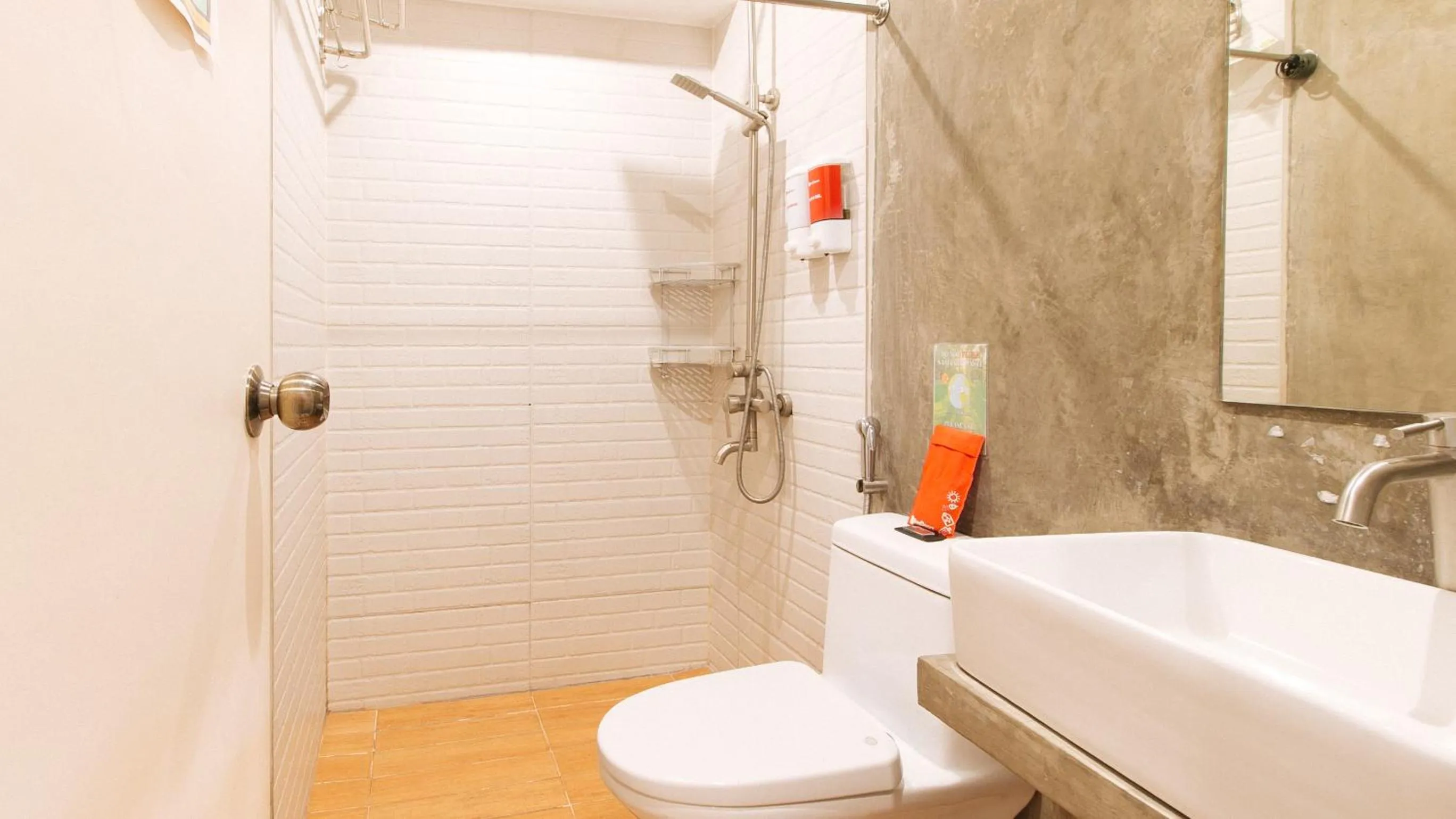 Shower in RedDoorz Plus at Boni Avenue Mandaluyong