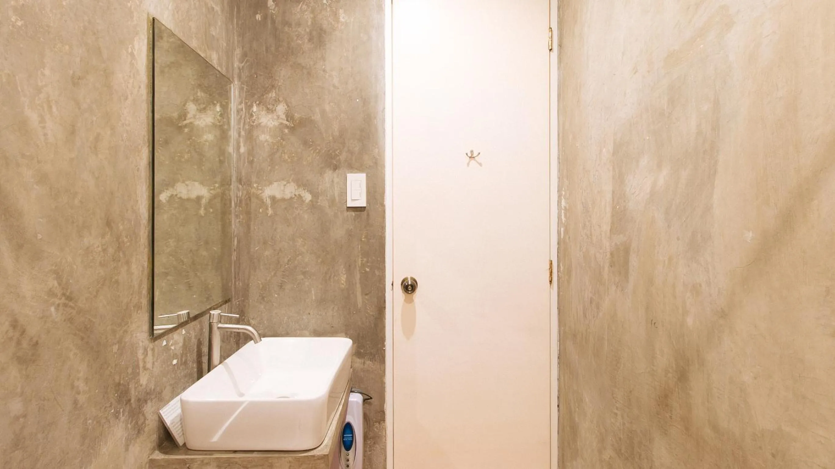 Shower in RedDoorz Plus at Boni Avenue Mandaluyong