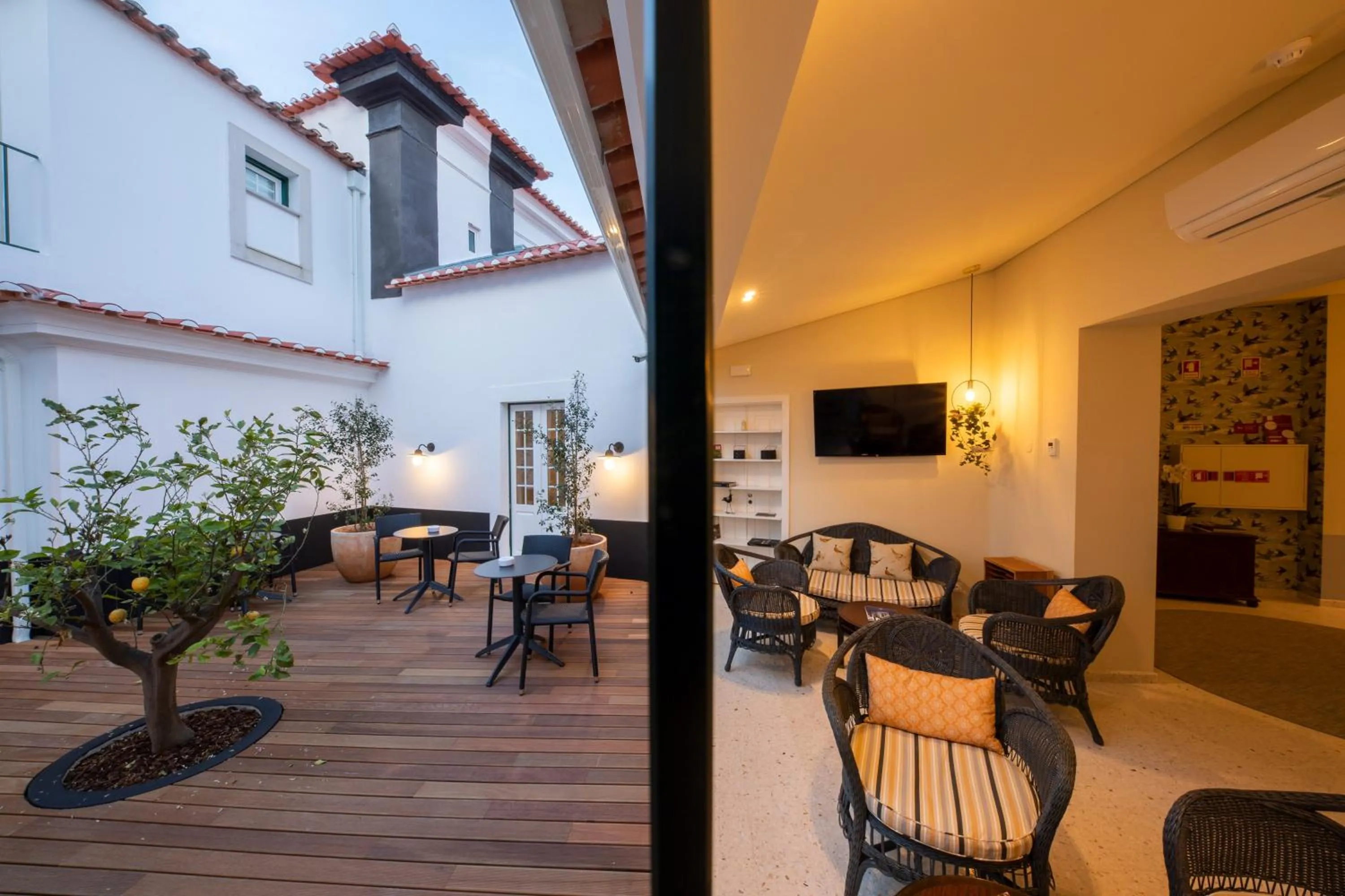 Communal lounge/ TV room in Pousada Vila Óbidos