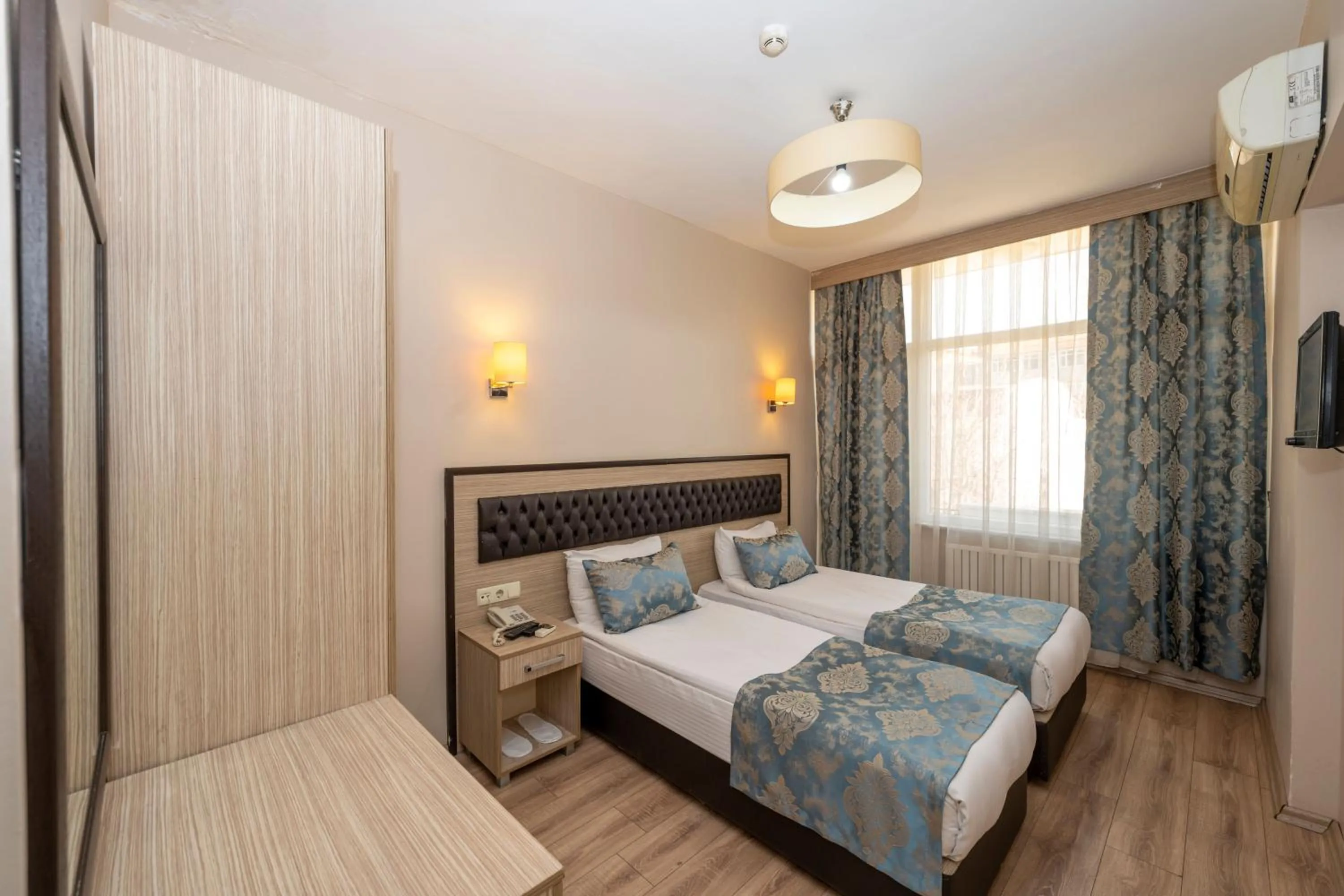 Photo of the whole room, Bed in Tugra Hotel