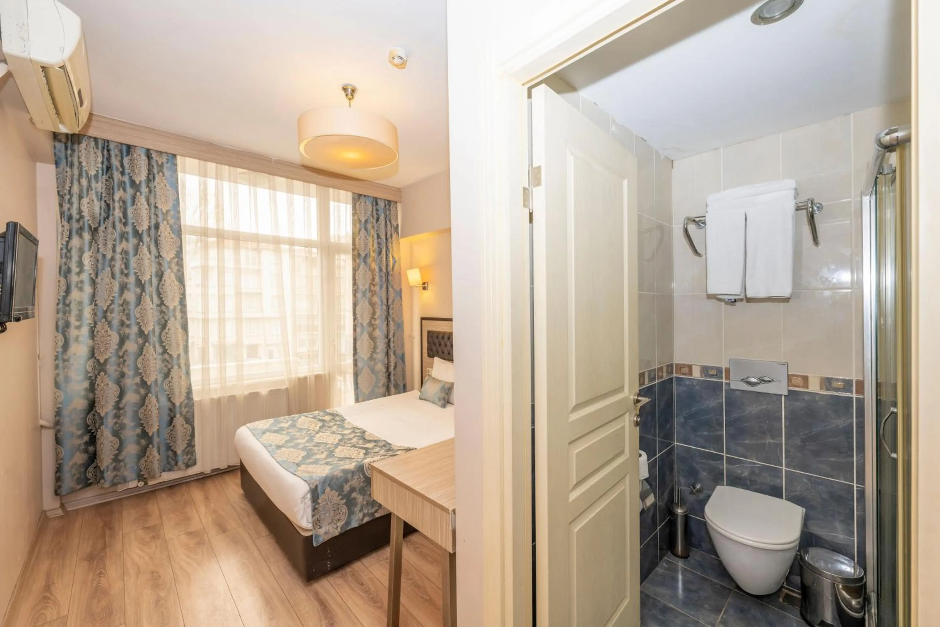 Toilet in Tugra Hotel