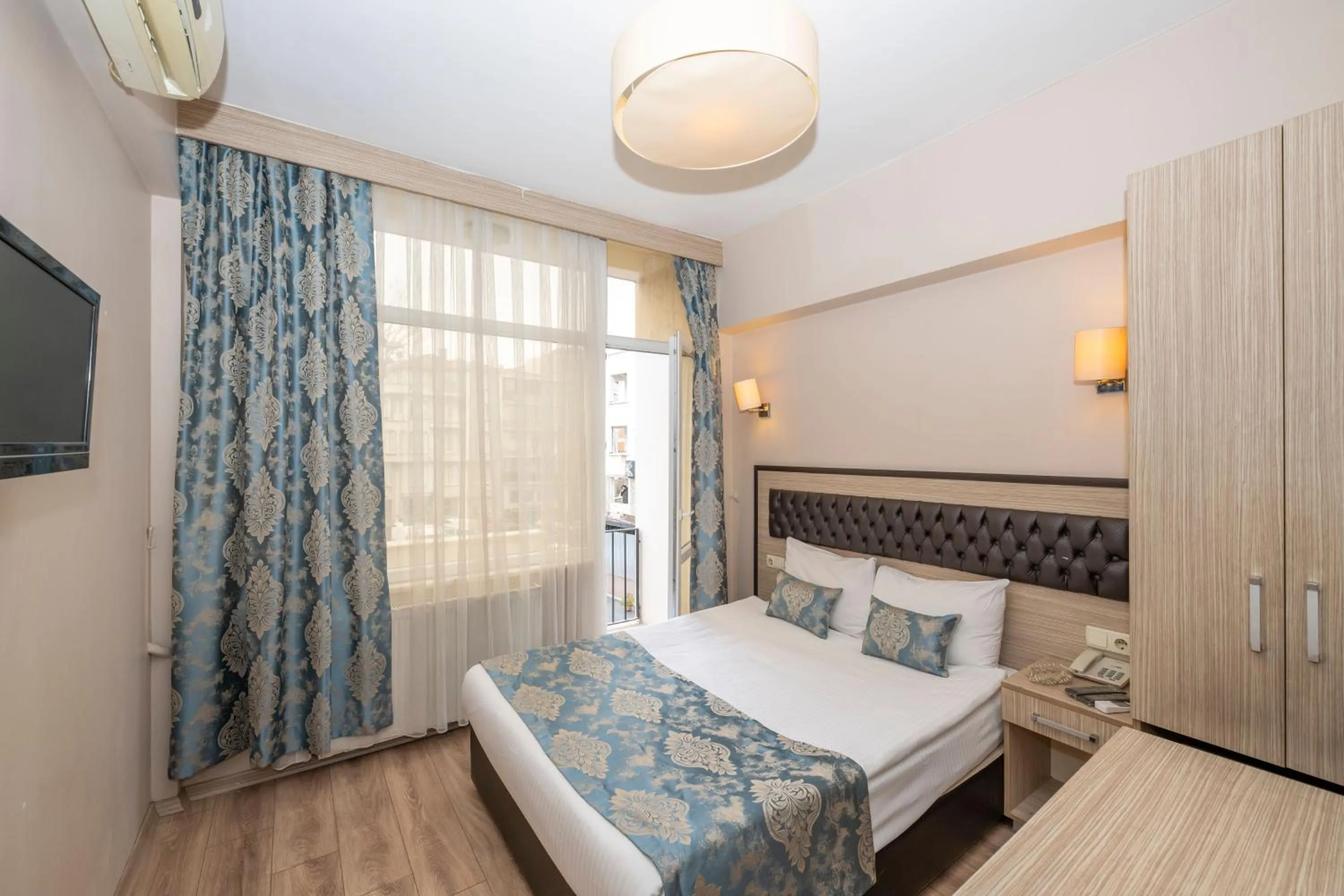 Photo of the whole room, Bed in Tugra Hotel