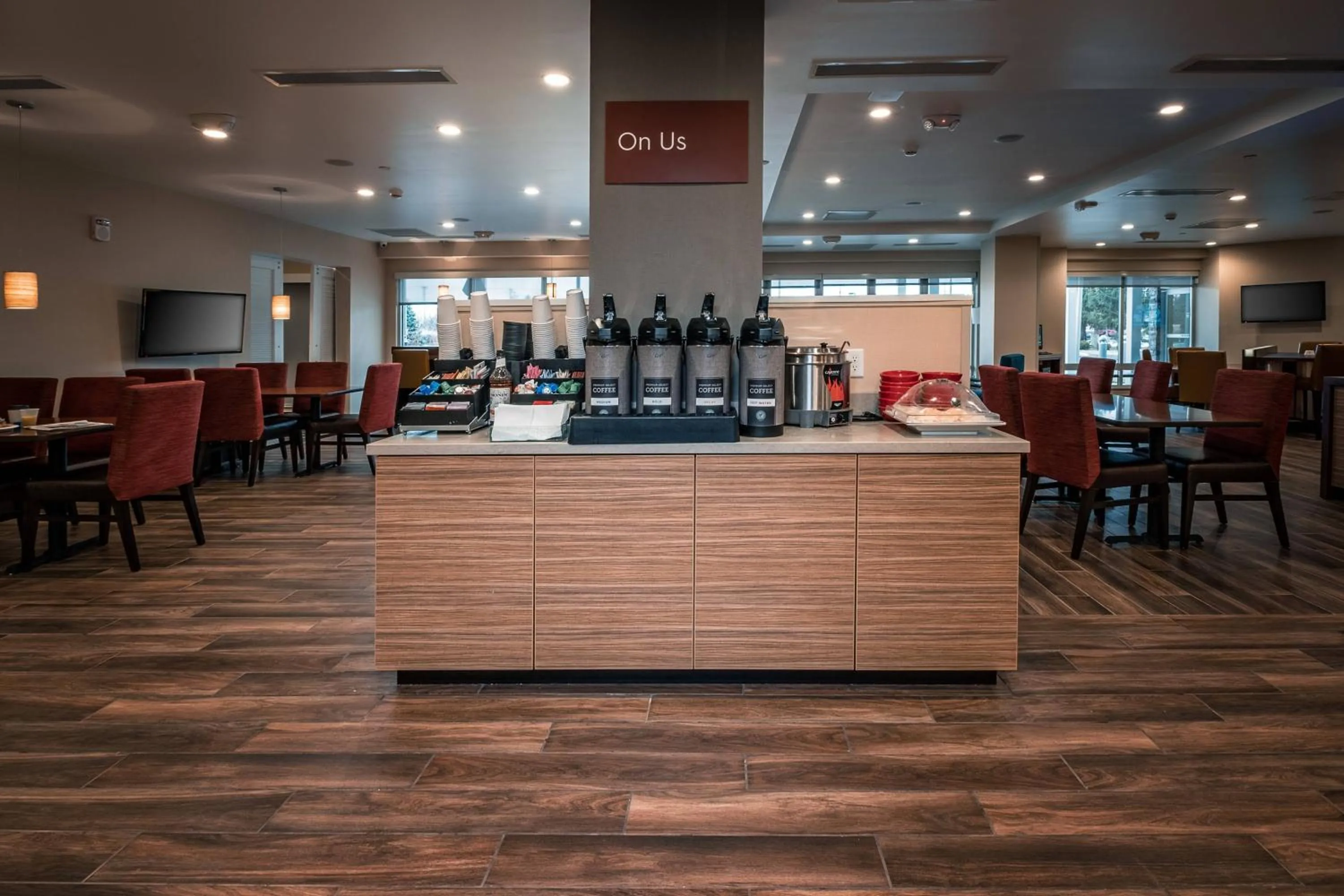 Lounge or bar in TownePlace Suites by Marriott Toledo Oregon