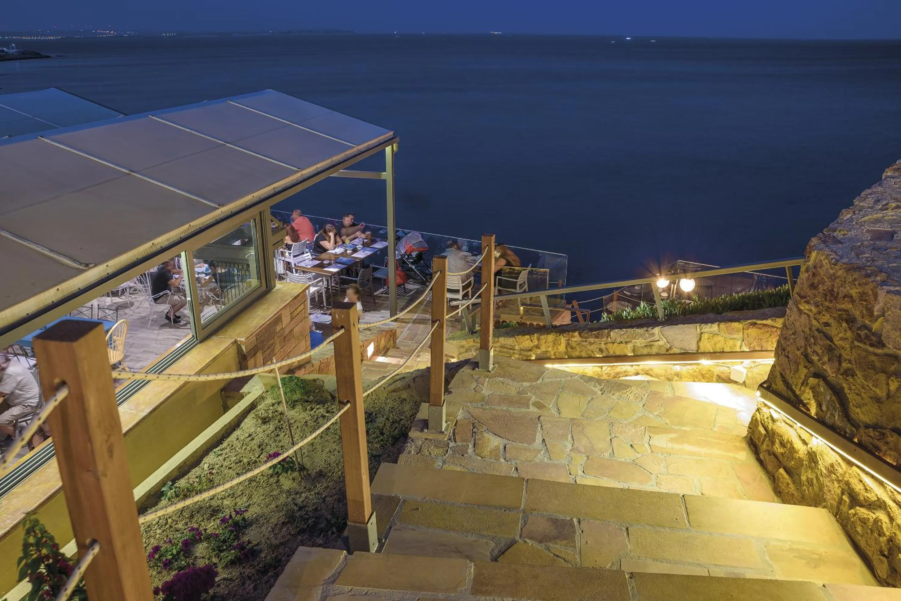 Restaurant/places to eat in Sun Village Hotel Apartments