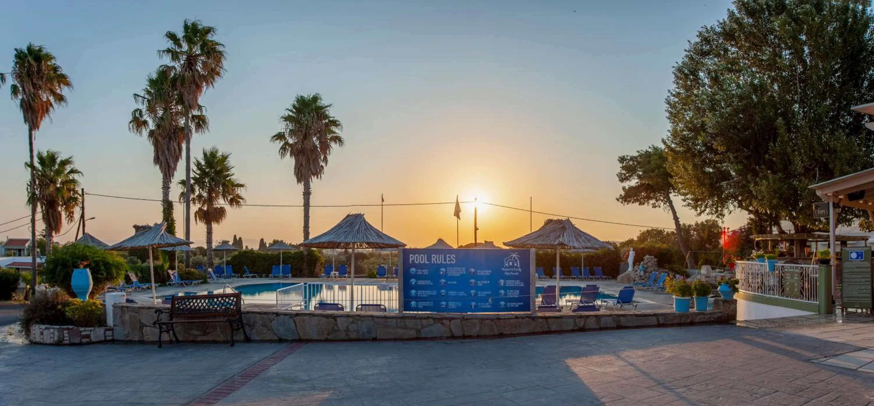 Swimming pool in Gelli Apartments