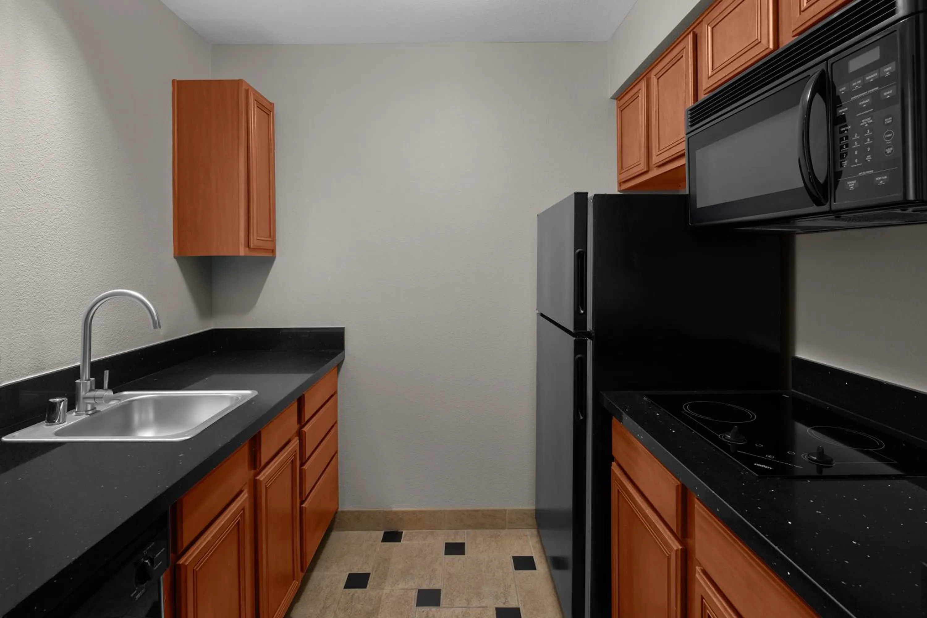 Kitchen or kitchenette in Larkspur Landing Extended Stay Suites Renton