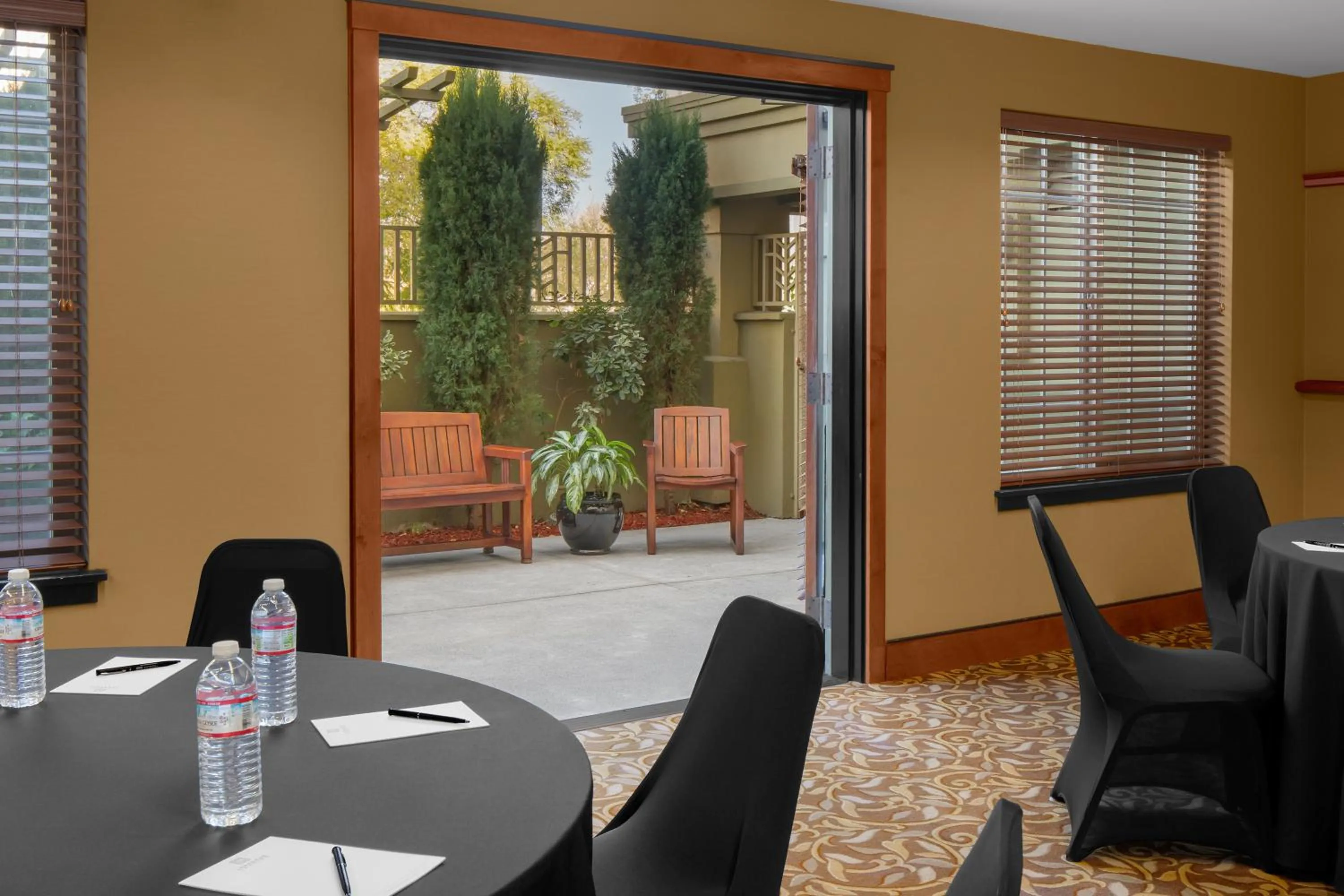Meeting/conference room in Larkspur Landing Extended Stay Suites Renton