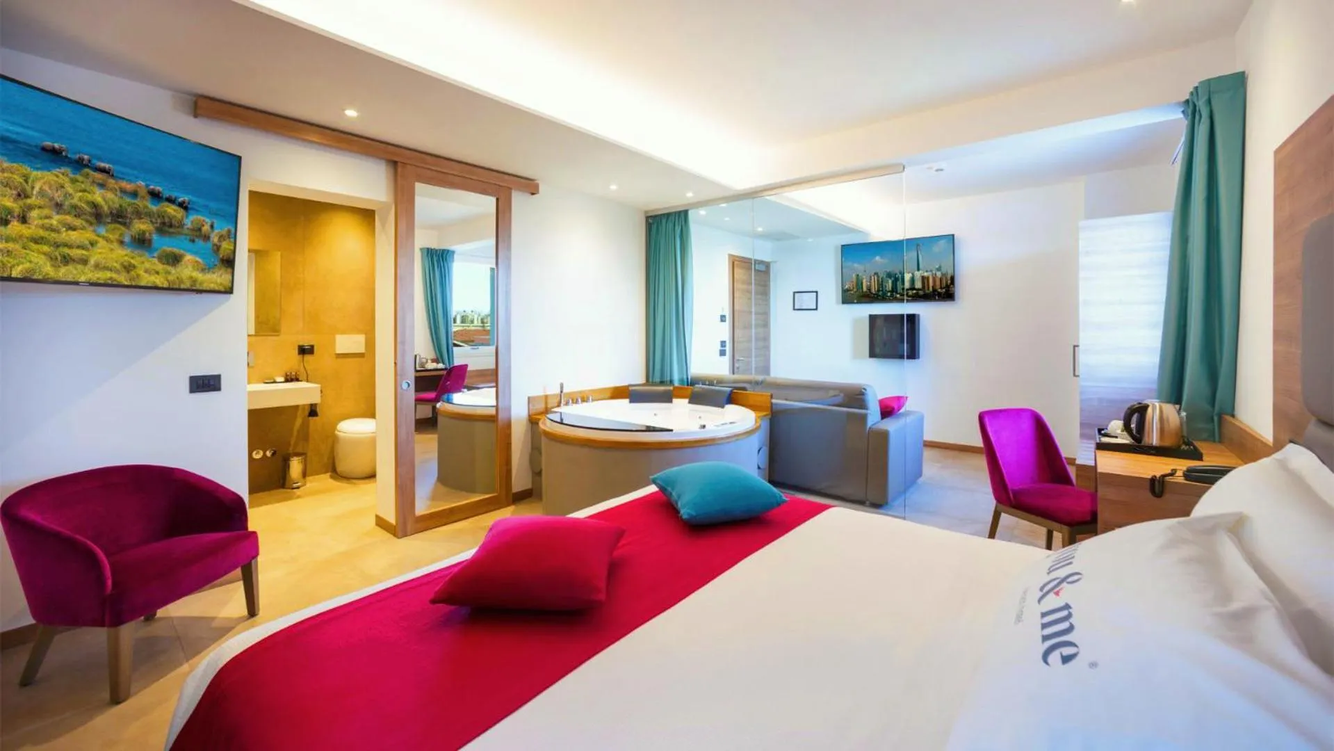 Hot Tub, Bed in You & Me Beach Hotel