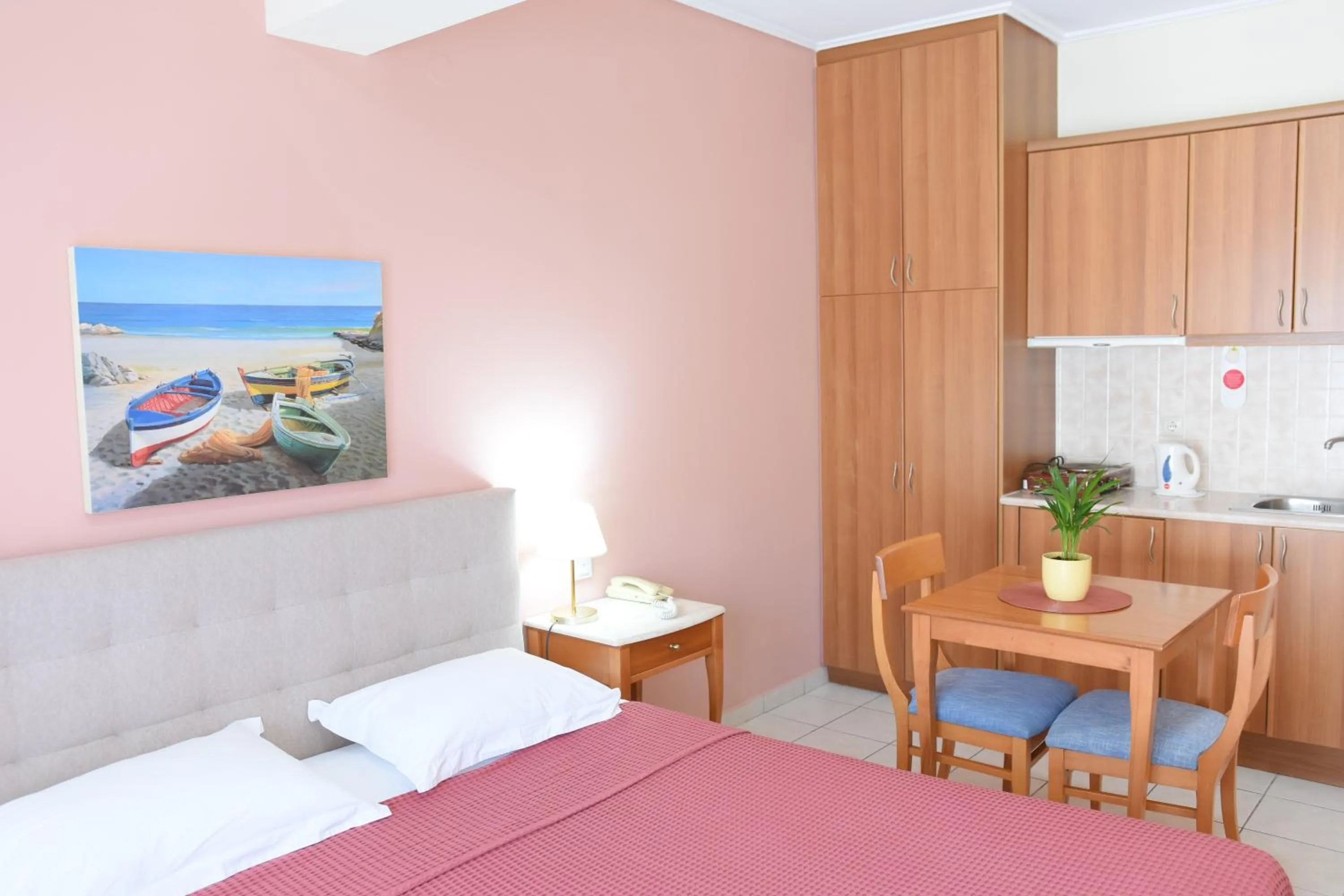 Kitchen or kitchenette, Bed in Emporios Bay Hotel Chios