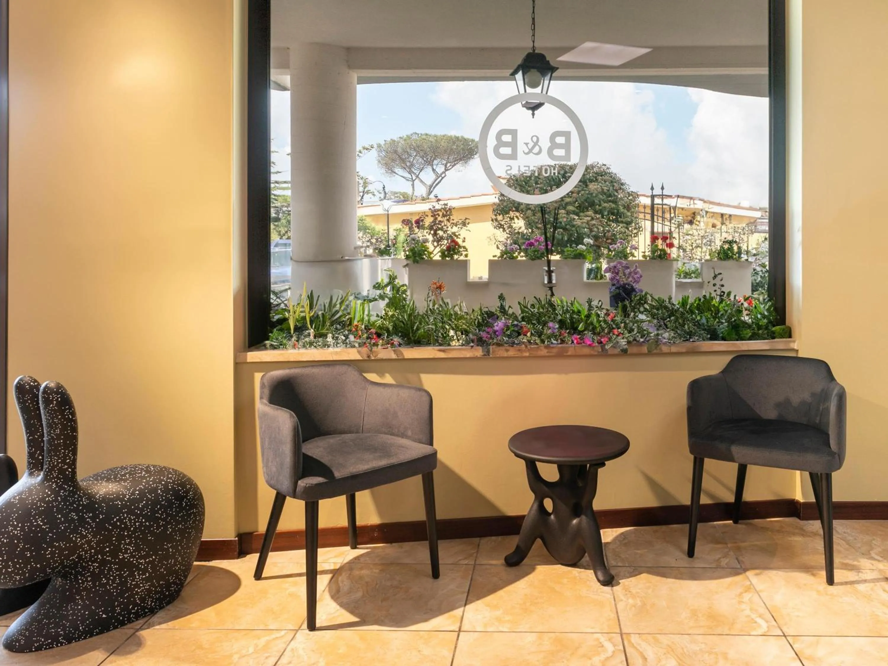 Lounge or bar in B&B HOTEL Pomezia Cortese