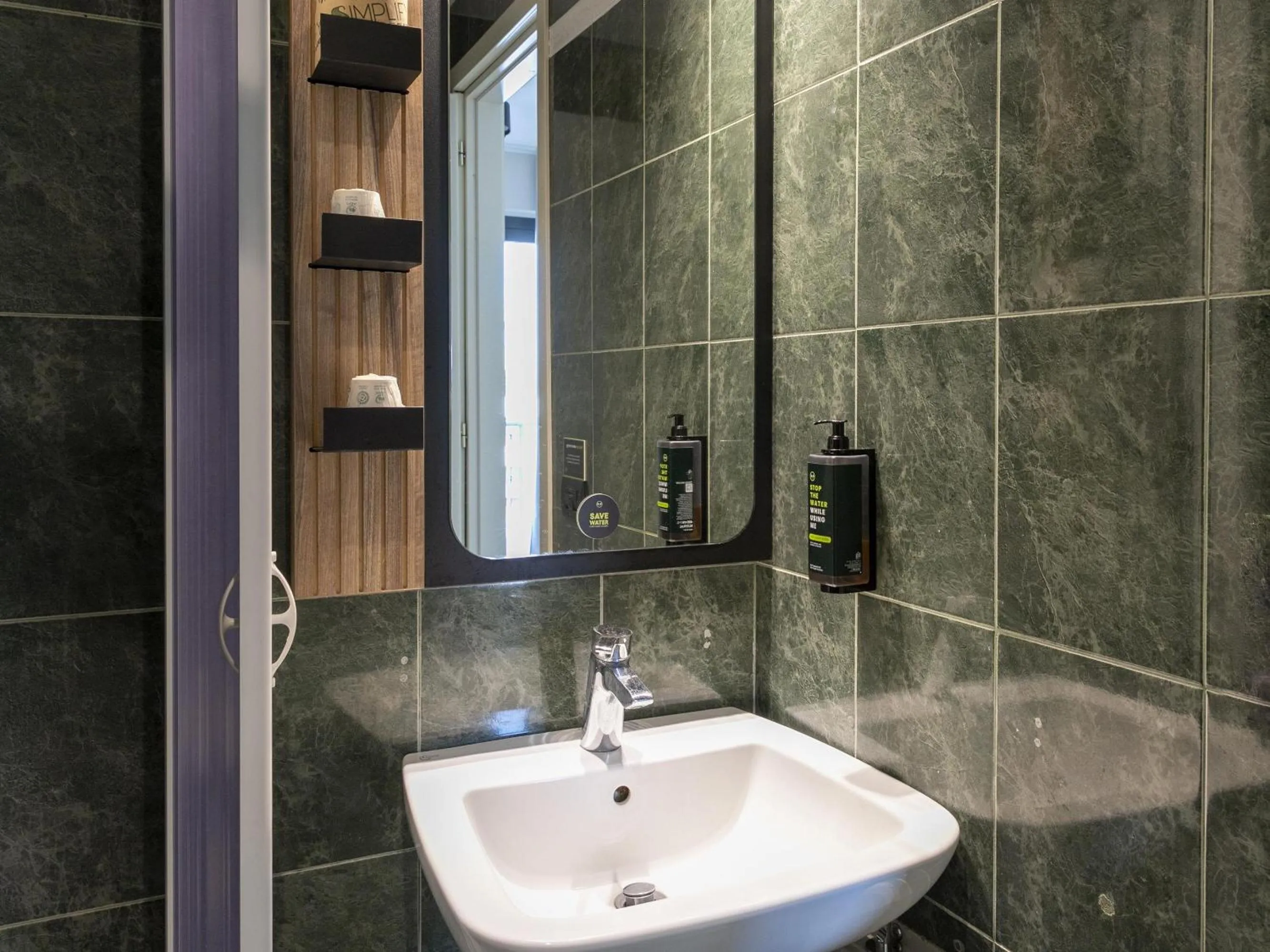 Bathroom in B&B HOTEL Pomezia Cortese