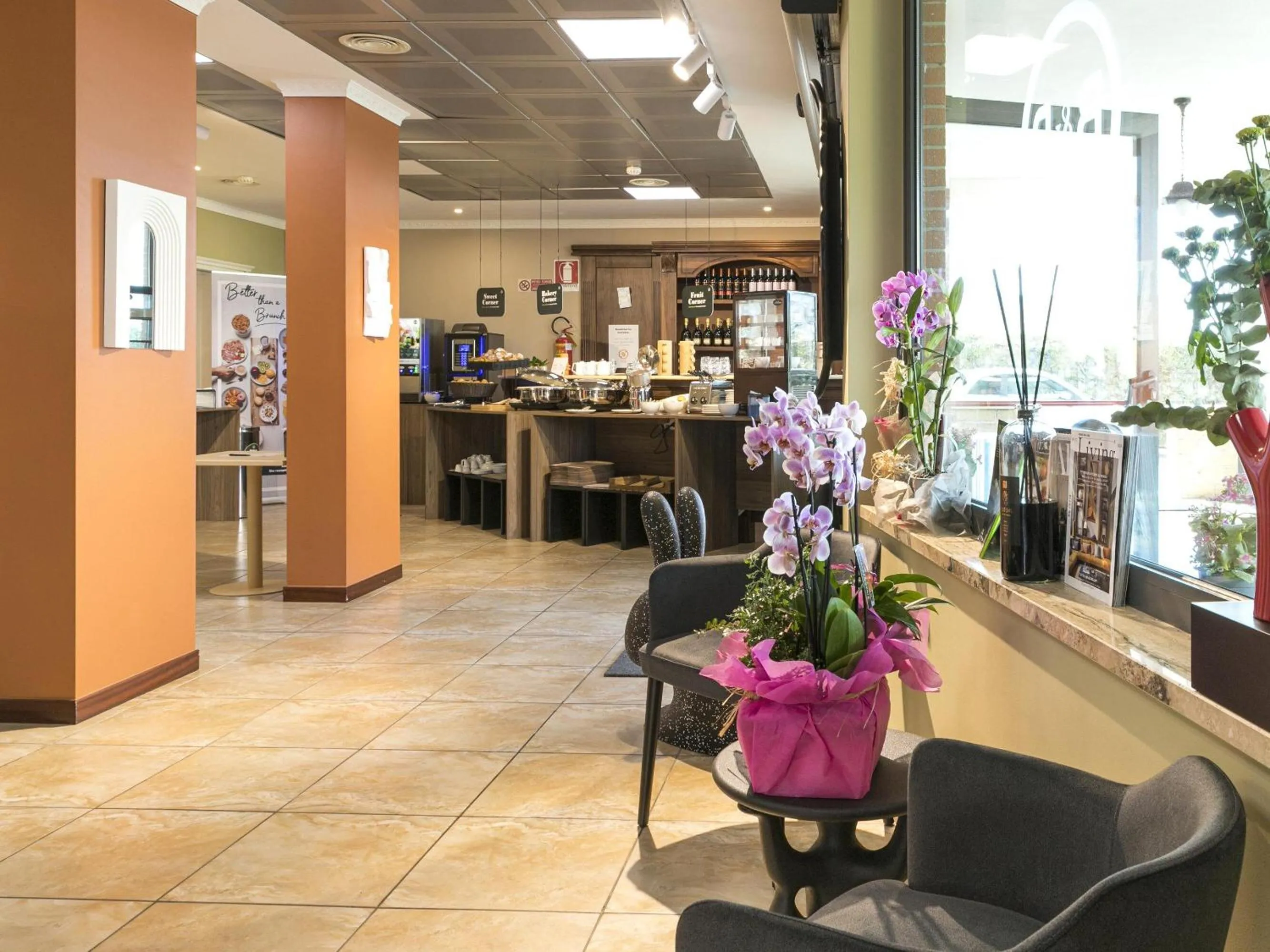 Lounge or bar in B&B HOTEL Pomezia Cortese