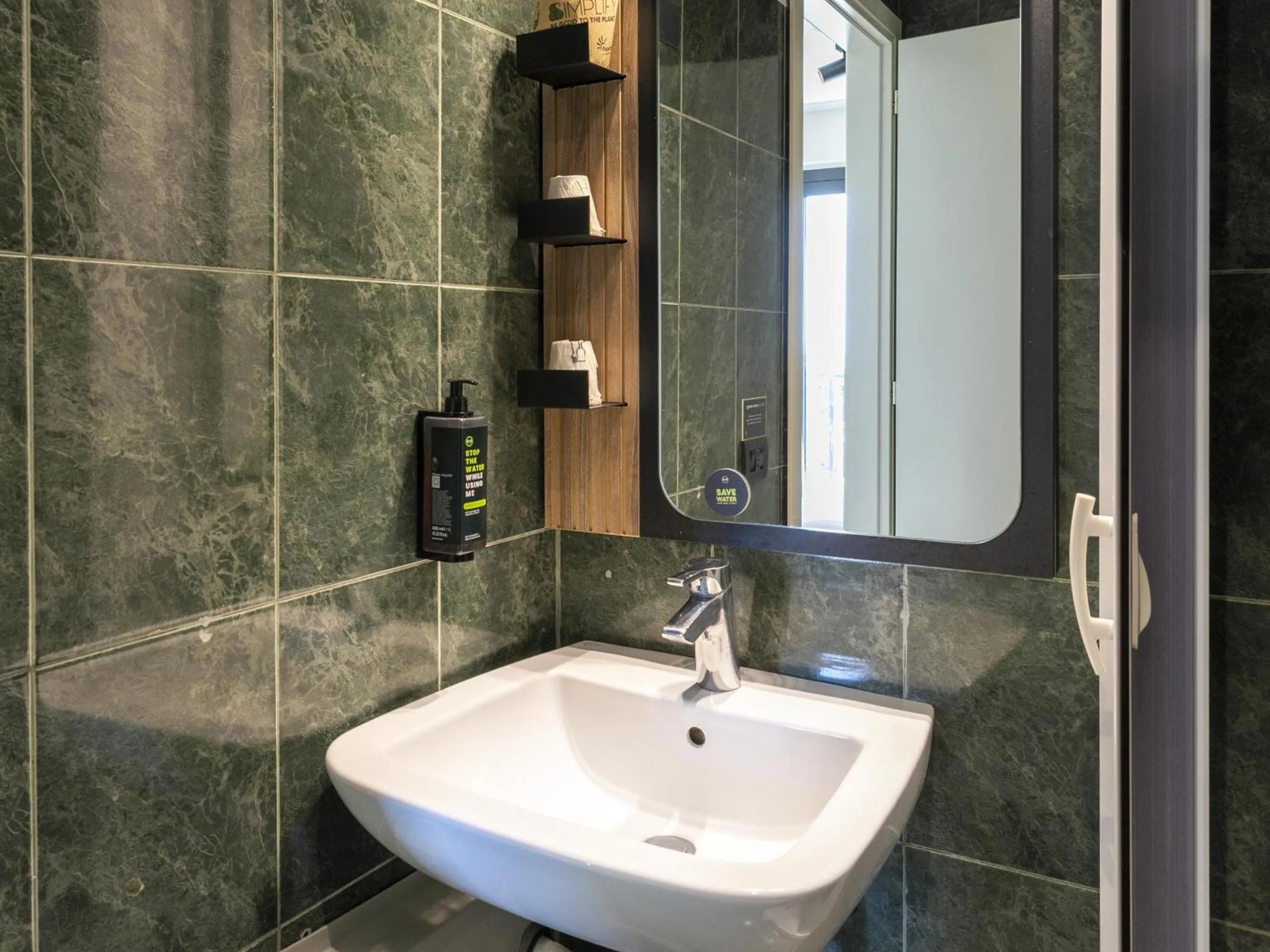 Bathroom in B&B HOTEL Pomezia Cortese