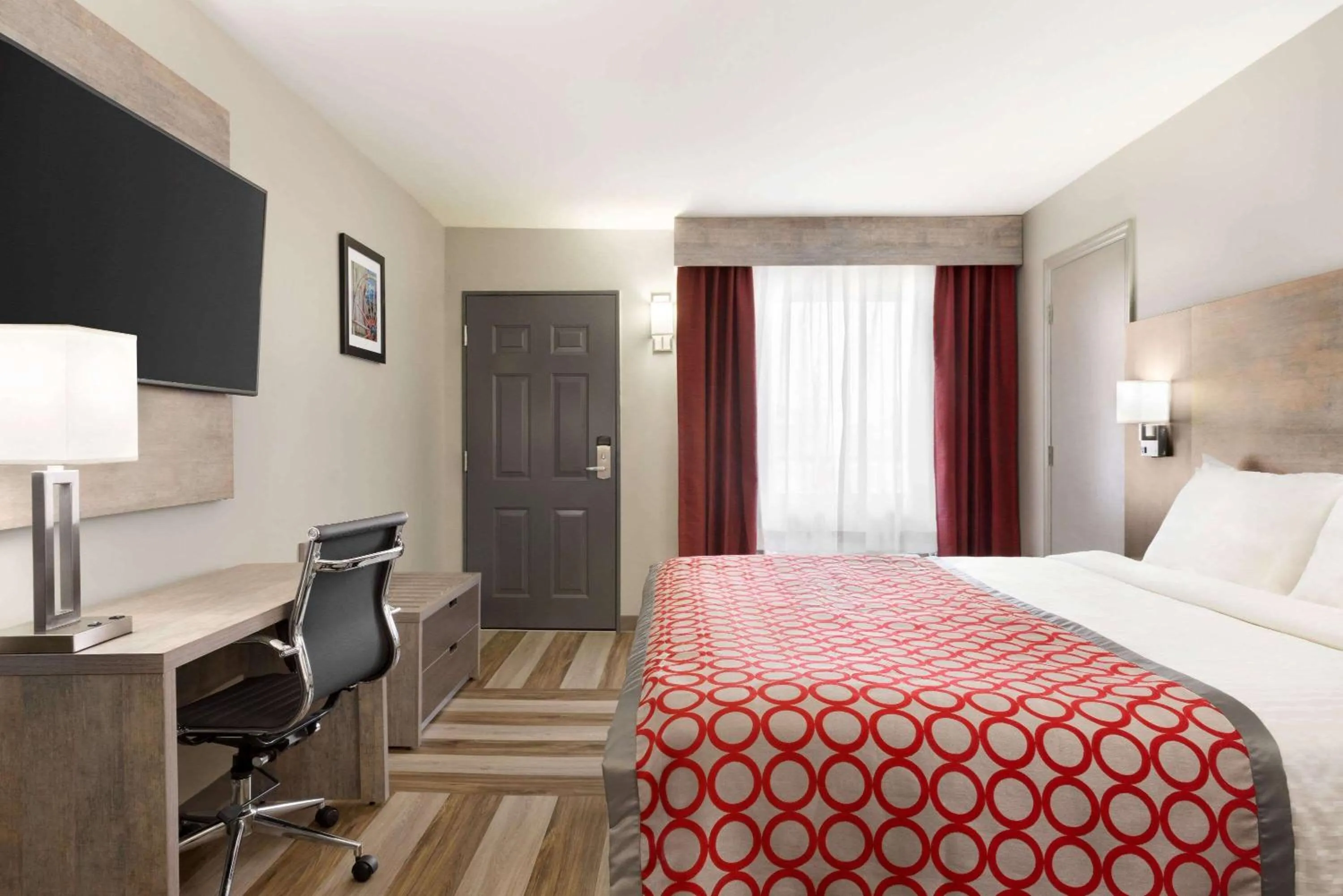 Photo of the whole room, Bed in Days Inn & Suites by Wyndham Bowling Green