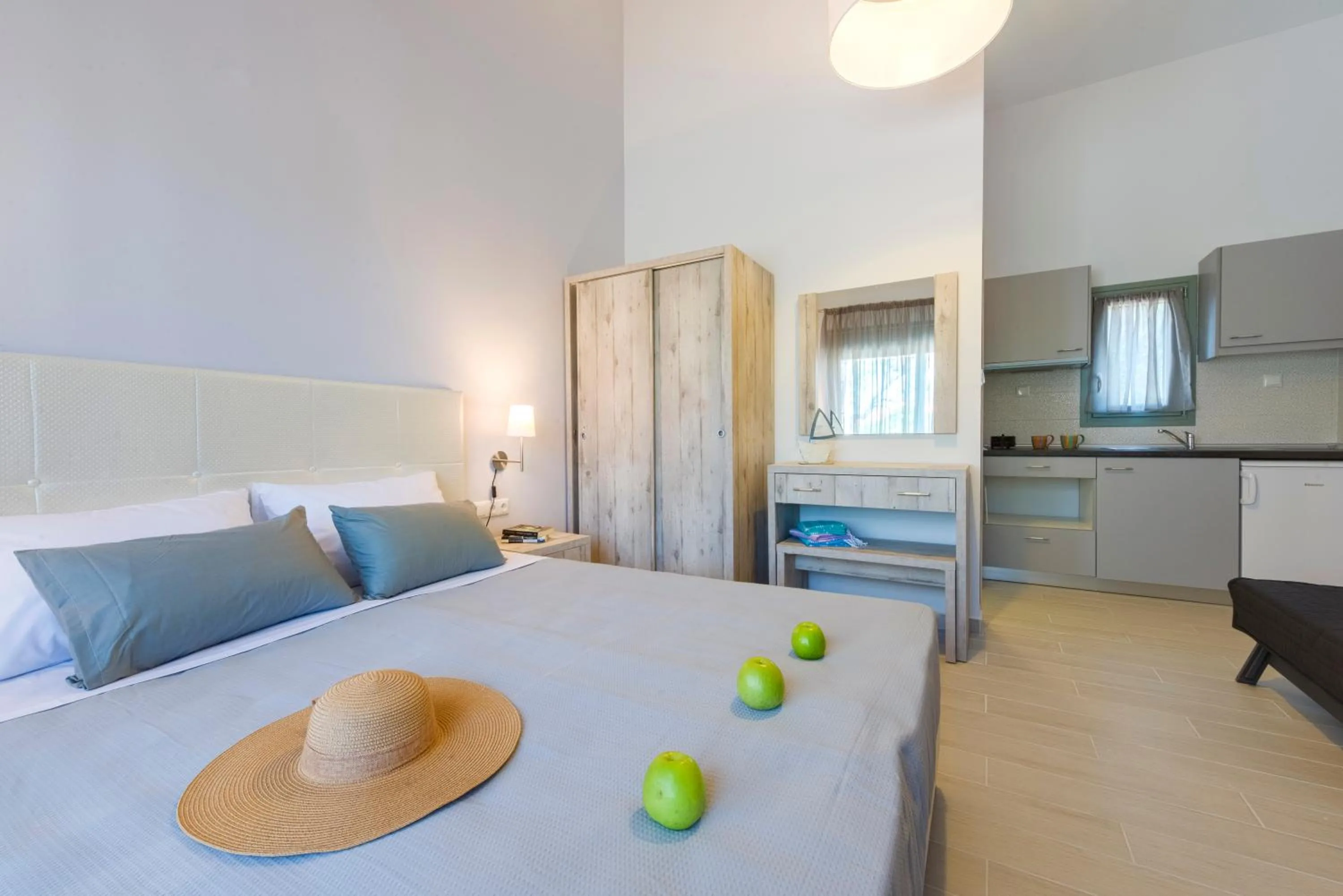 Photo of the whole room, Bed in Terra di Olive Thassos