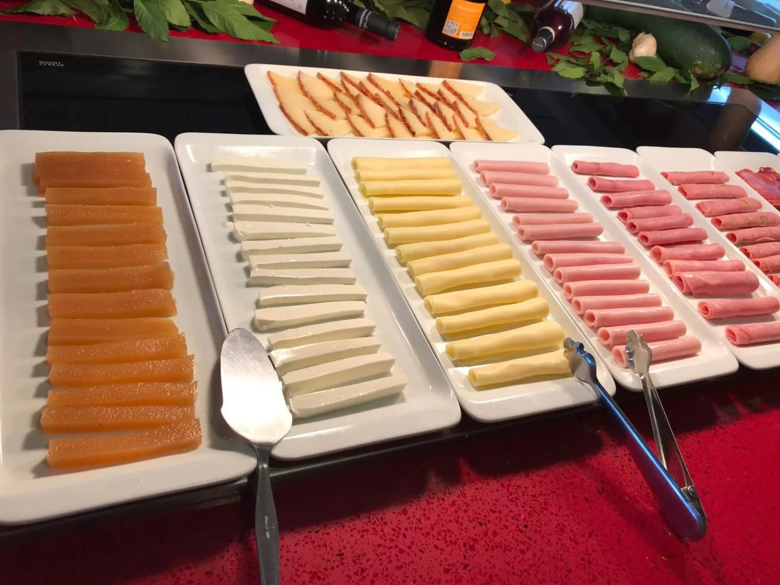 Buffet breakfast in Apartamentos Atlántico Resort