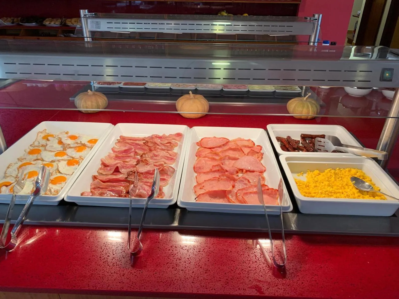 Buffet breakfast in Apartamentos Atlántico Resort