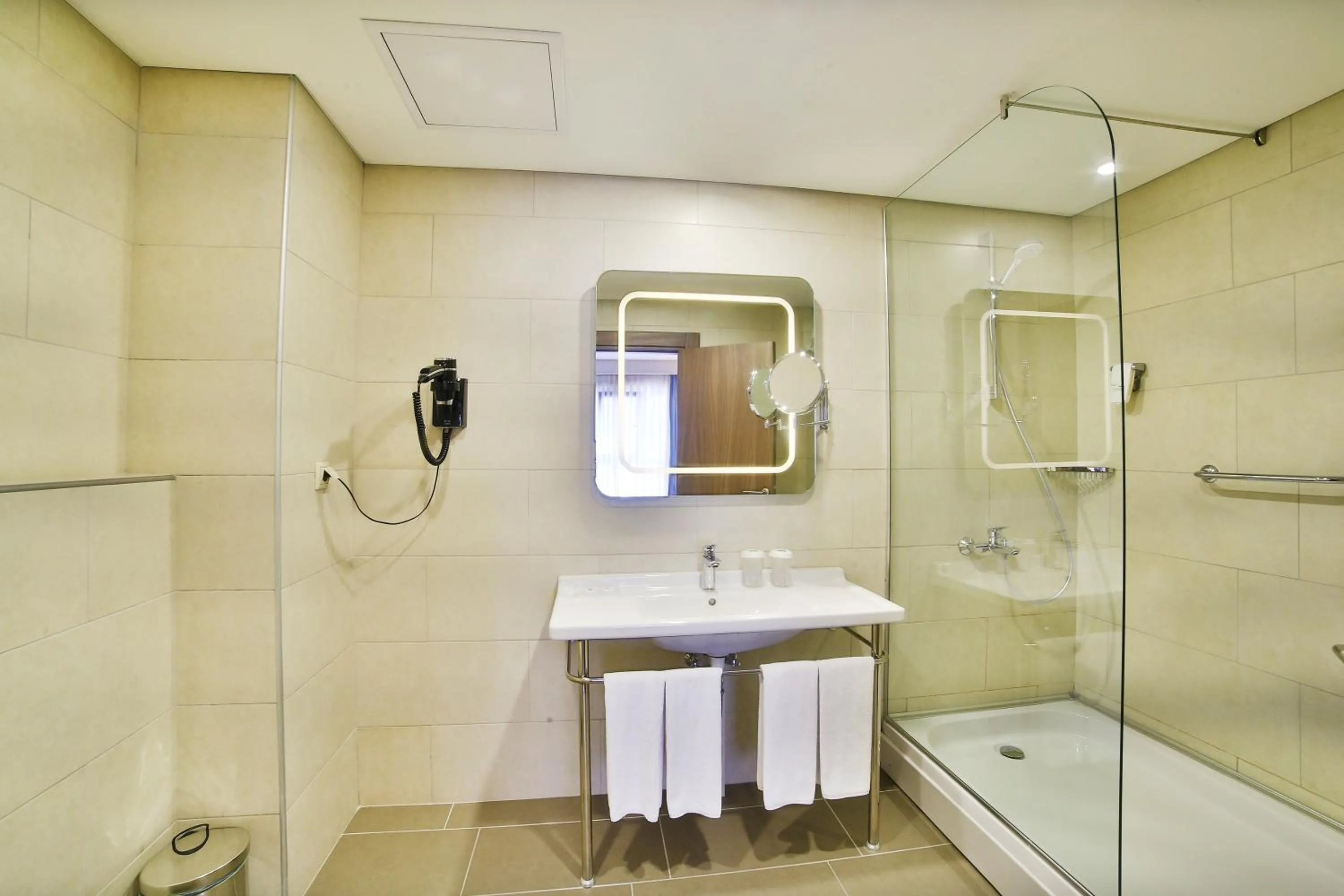 Shower in ibis Styles Istanbul Bomonti