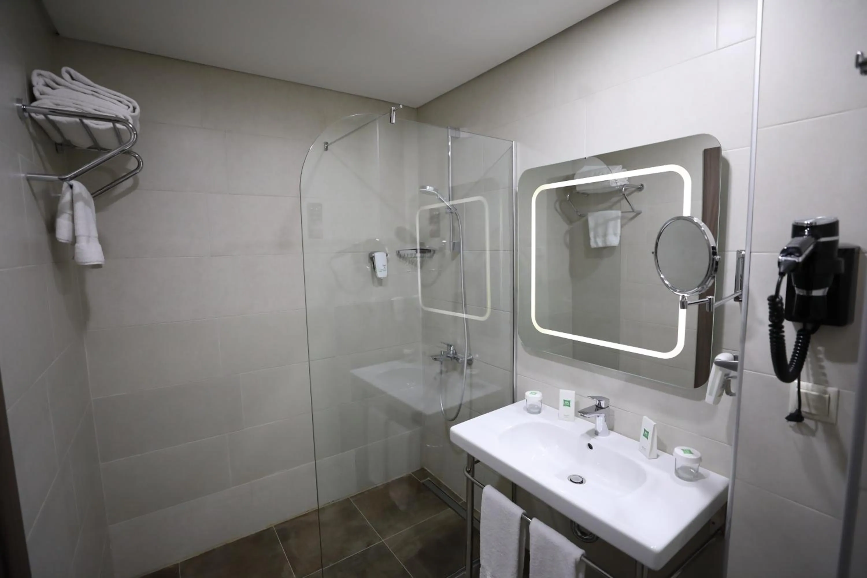 Shower in ibis Styles Istanbul Bomonti