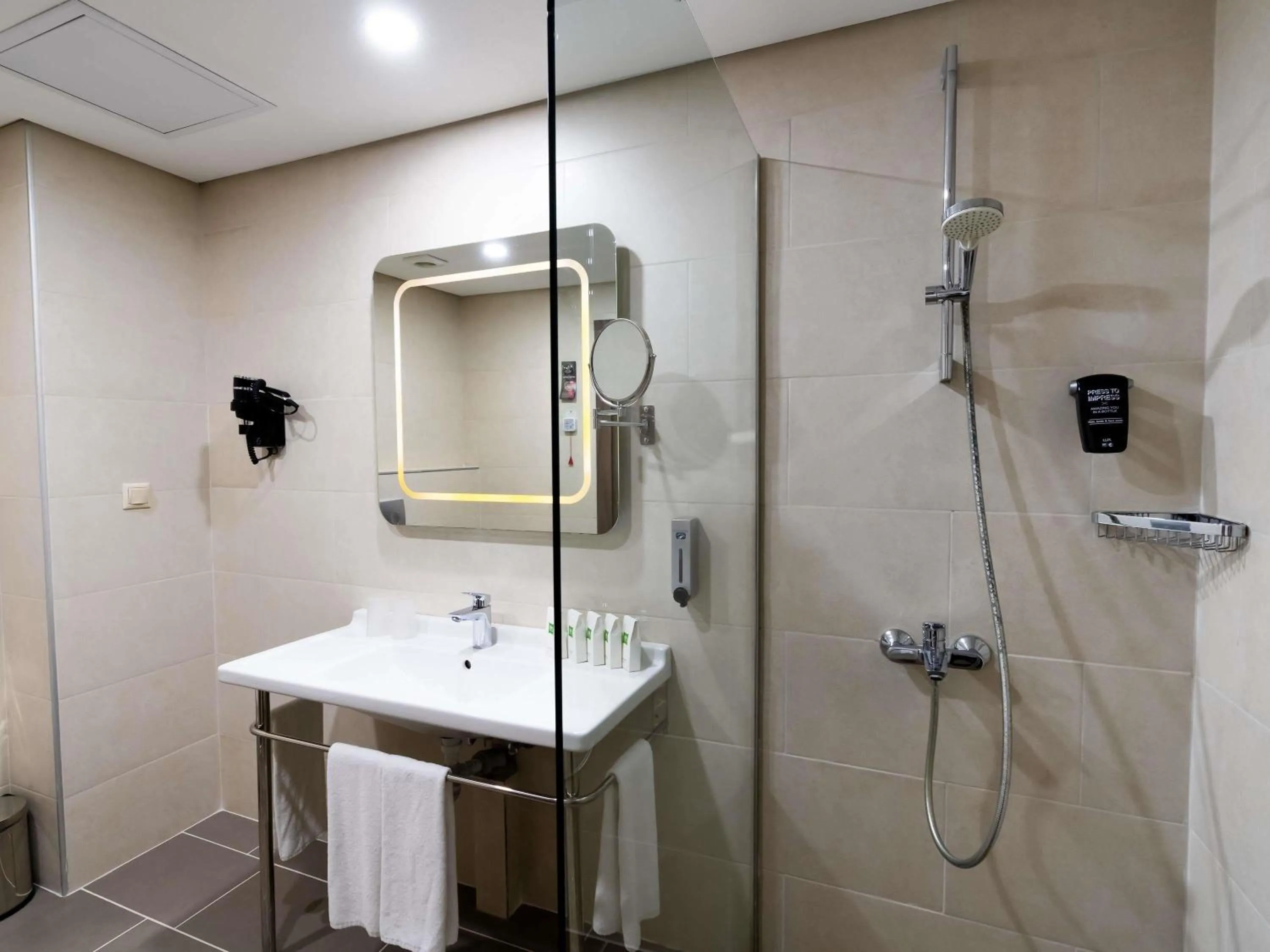 Bedroom in ibis Styles Istanbul Bomonti