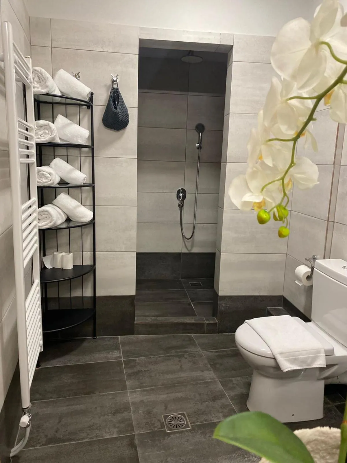 Shower in Connect Studios & Apartments