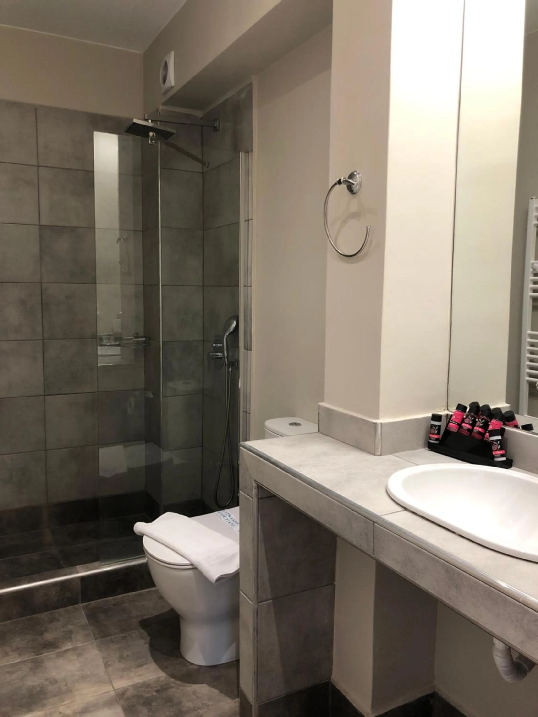 Shower in Connect Studios & Apartments