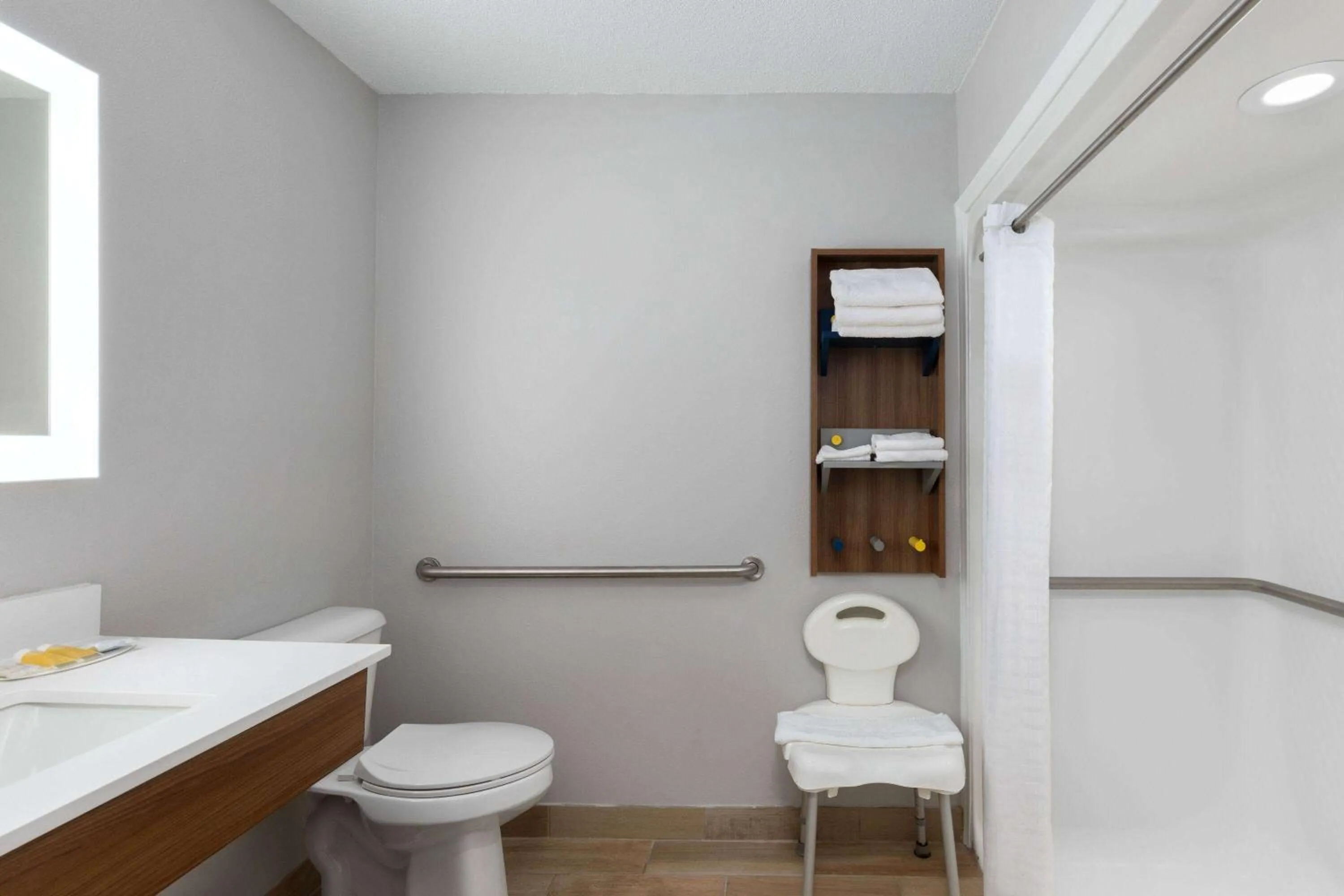 Shower in Microtel Inn Bowling Green