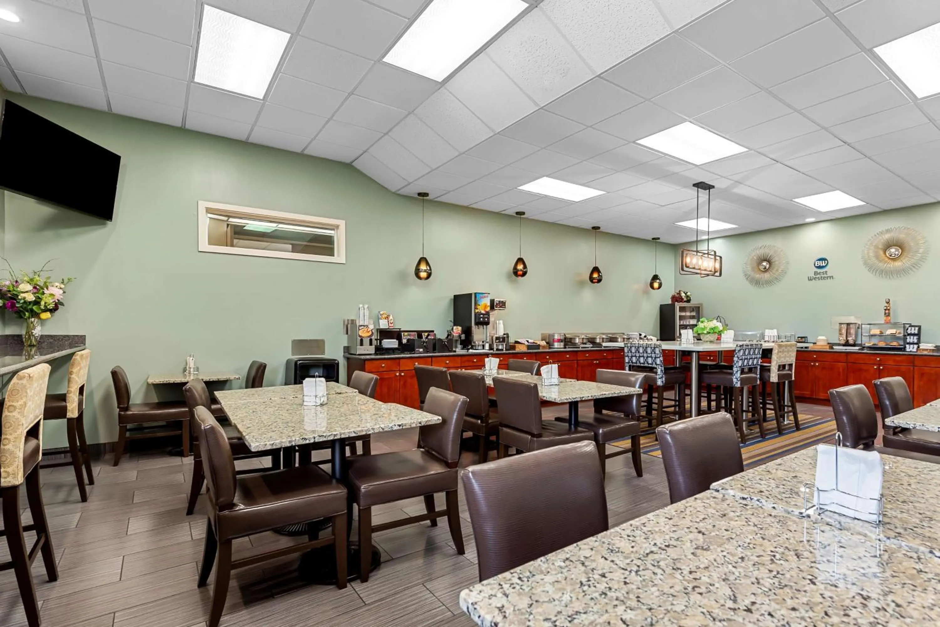 Breakfast in Best Western Cascadia Inn