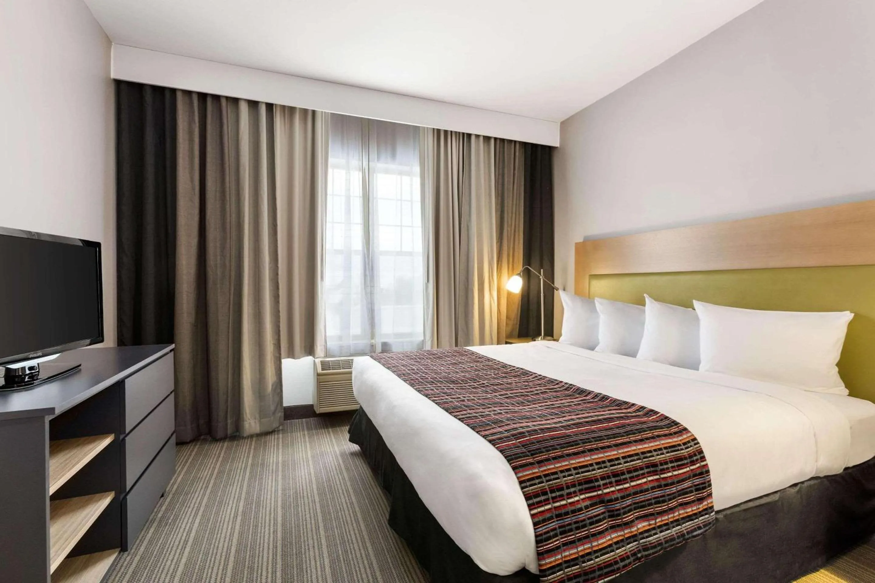 Bedroom, Bed in Country Inn & Suites by Radisson, Wausau, WI