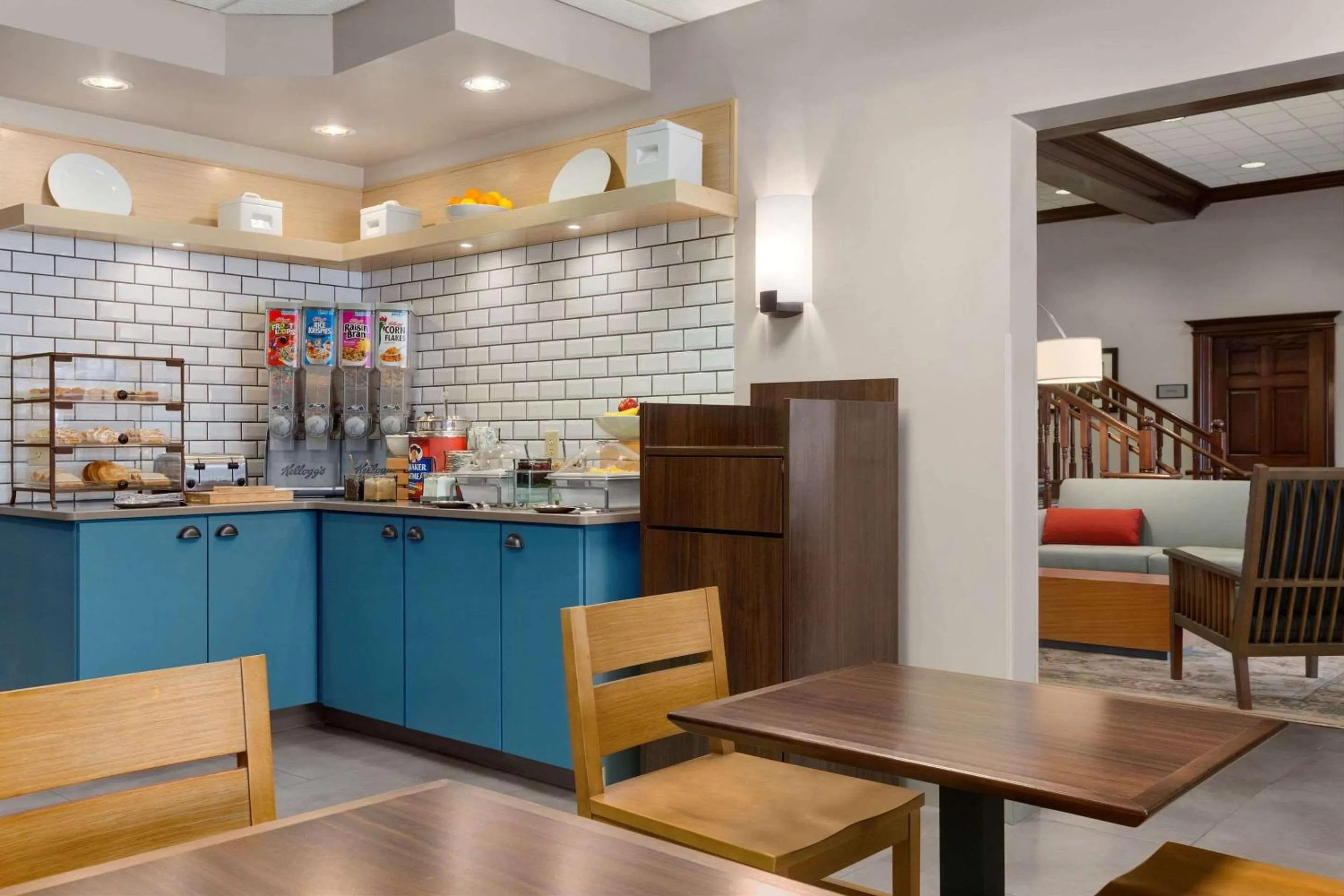 Breakfast in Country Inn & Suites by Radisson, Wausau, WI