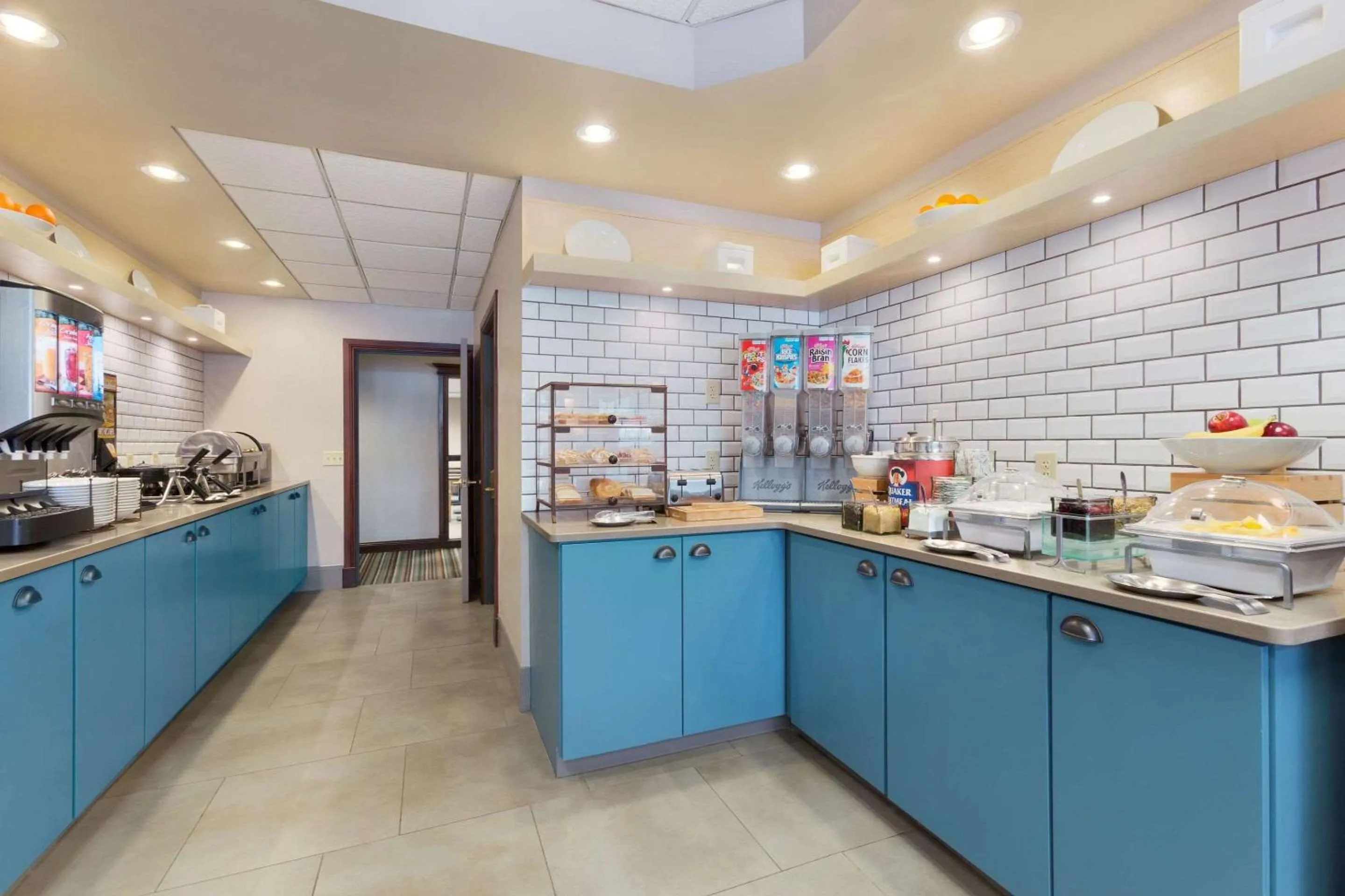 Breakfast in Country Inn & Suites by Radisson, Wausau, WI