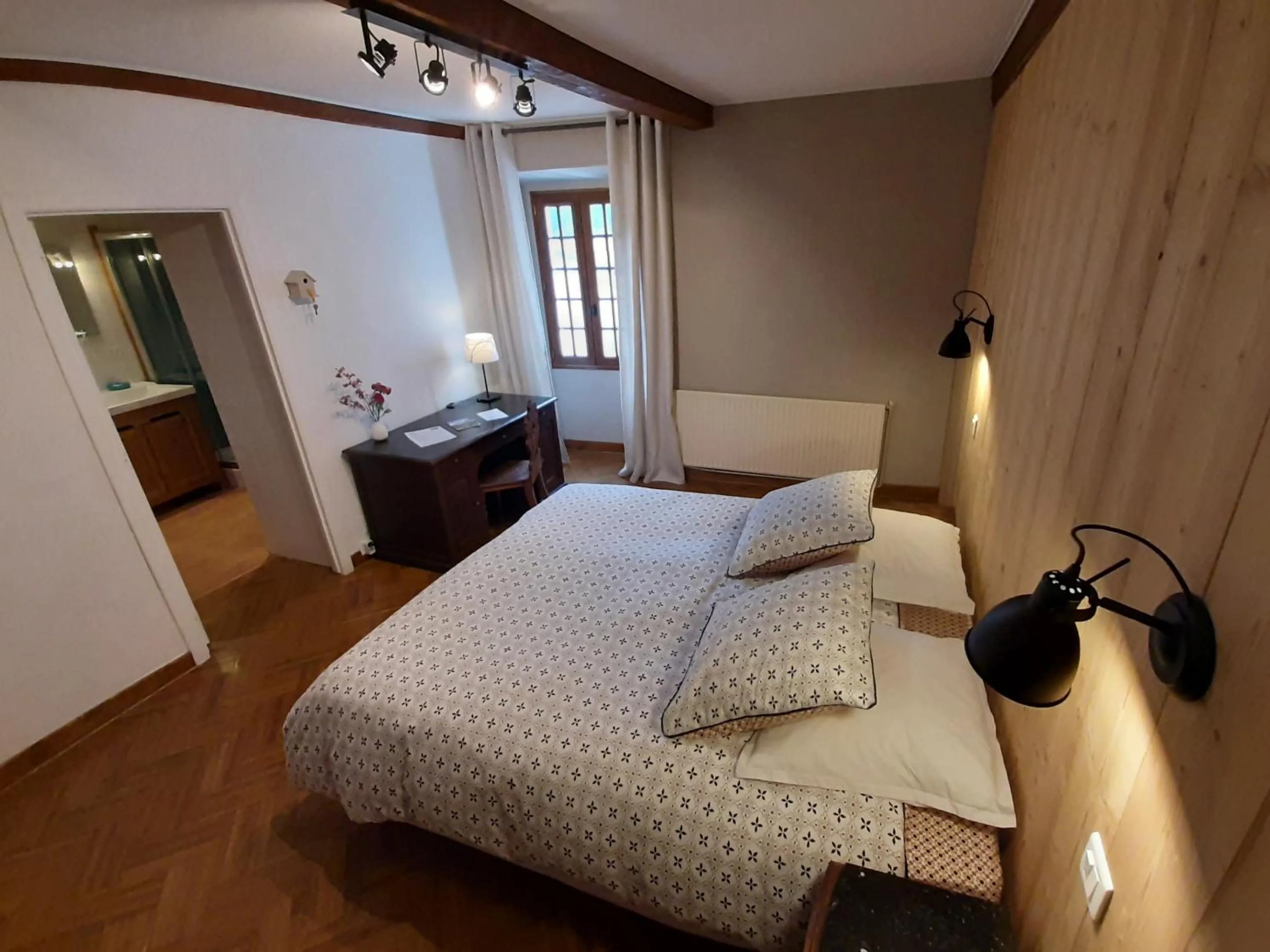 Photo of the whole room in Le Sareymond