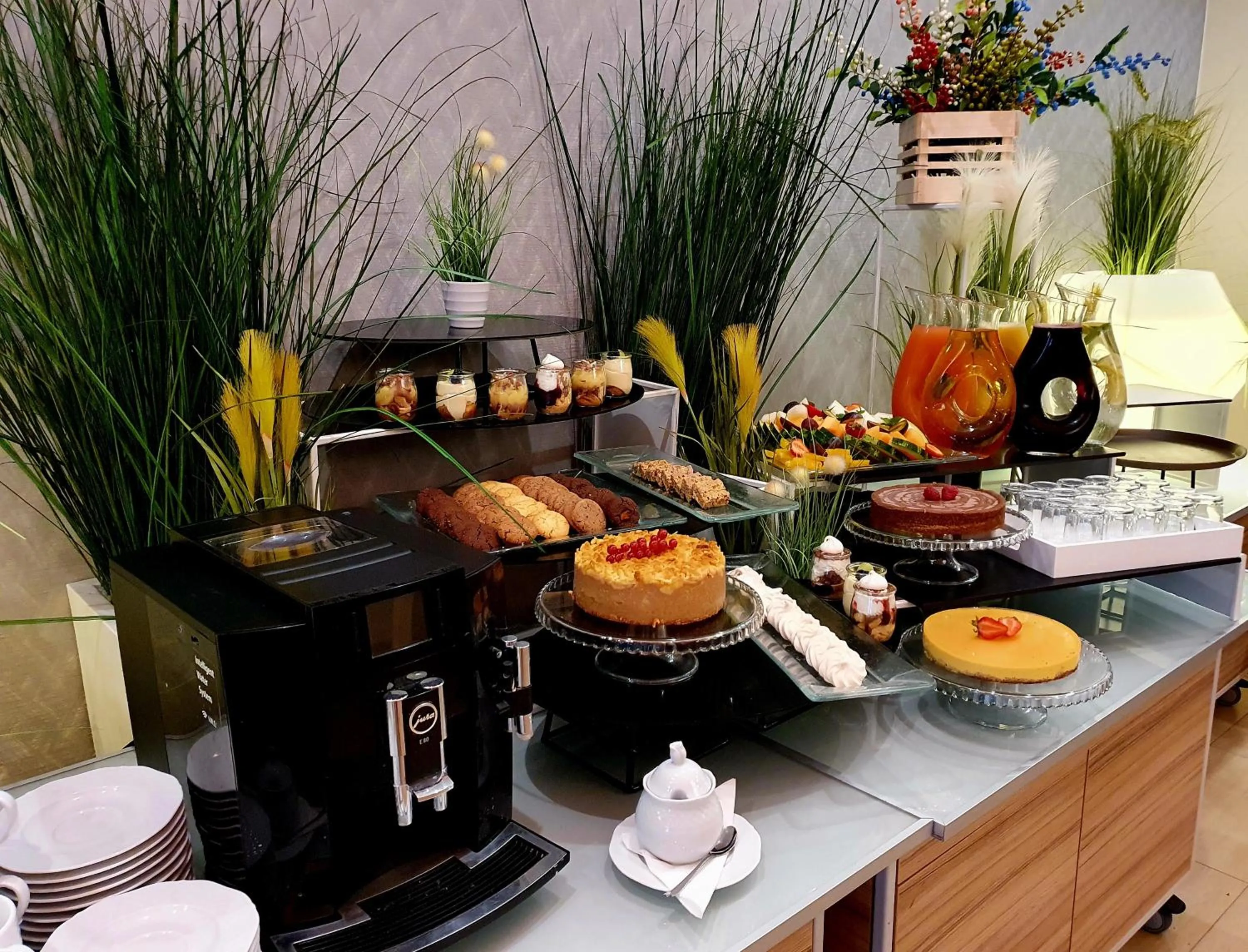 Restaurant/places to eat in Green Garden Hotel