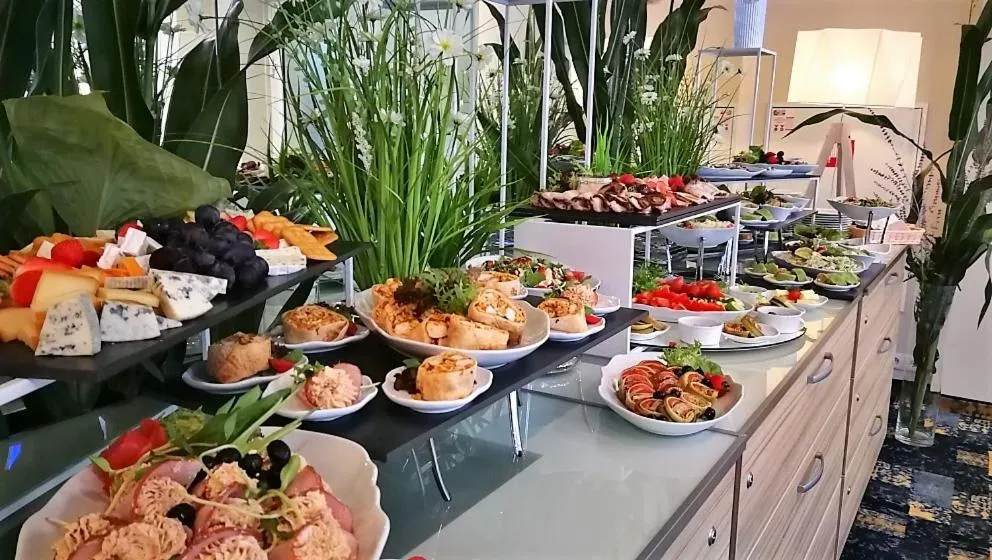 Restaurant/places to eat in Green Garden Hotel