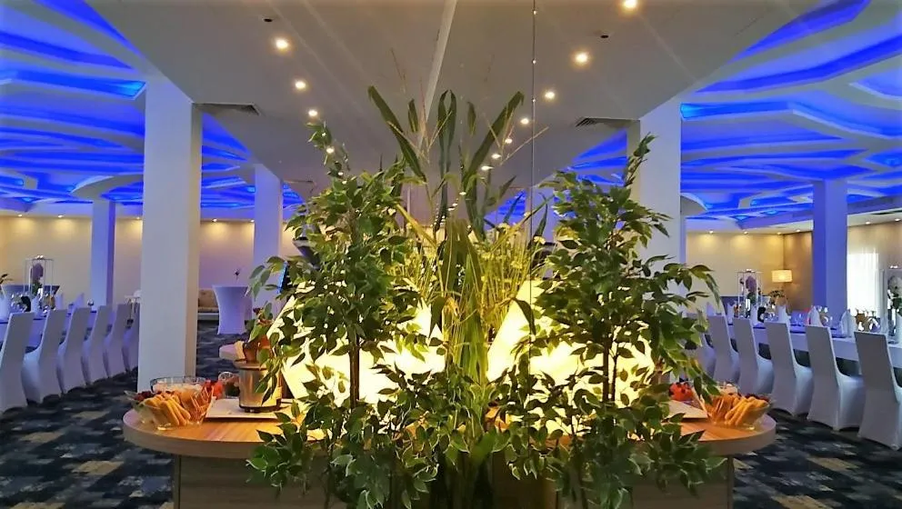 Restaurant/places to eat in Green Garden Hotel