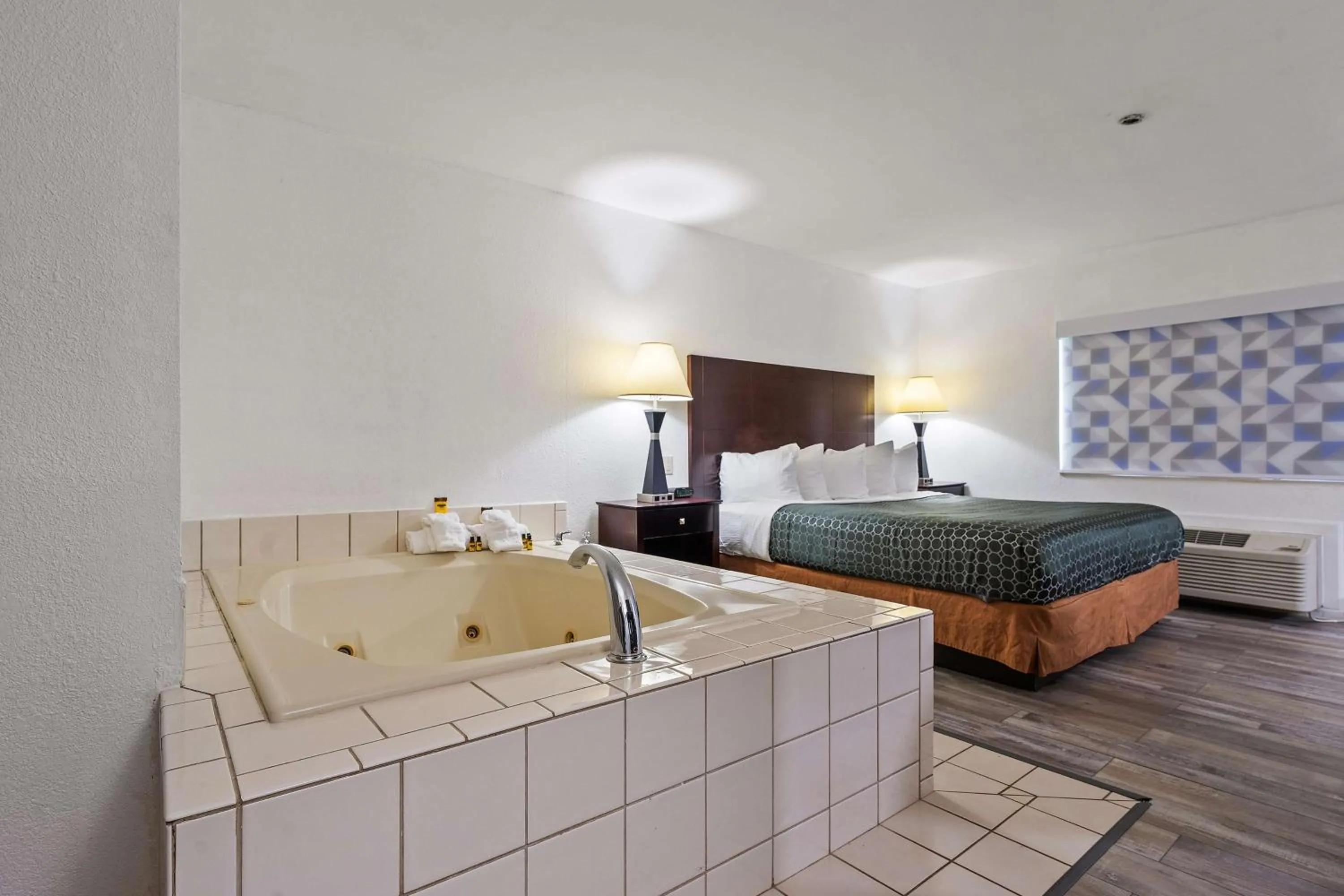 Photo of the whole room, Bed in Best Western Oakbrook Inn