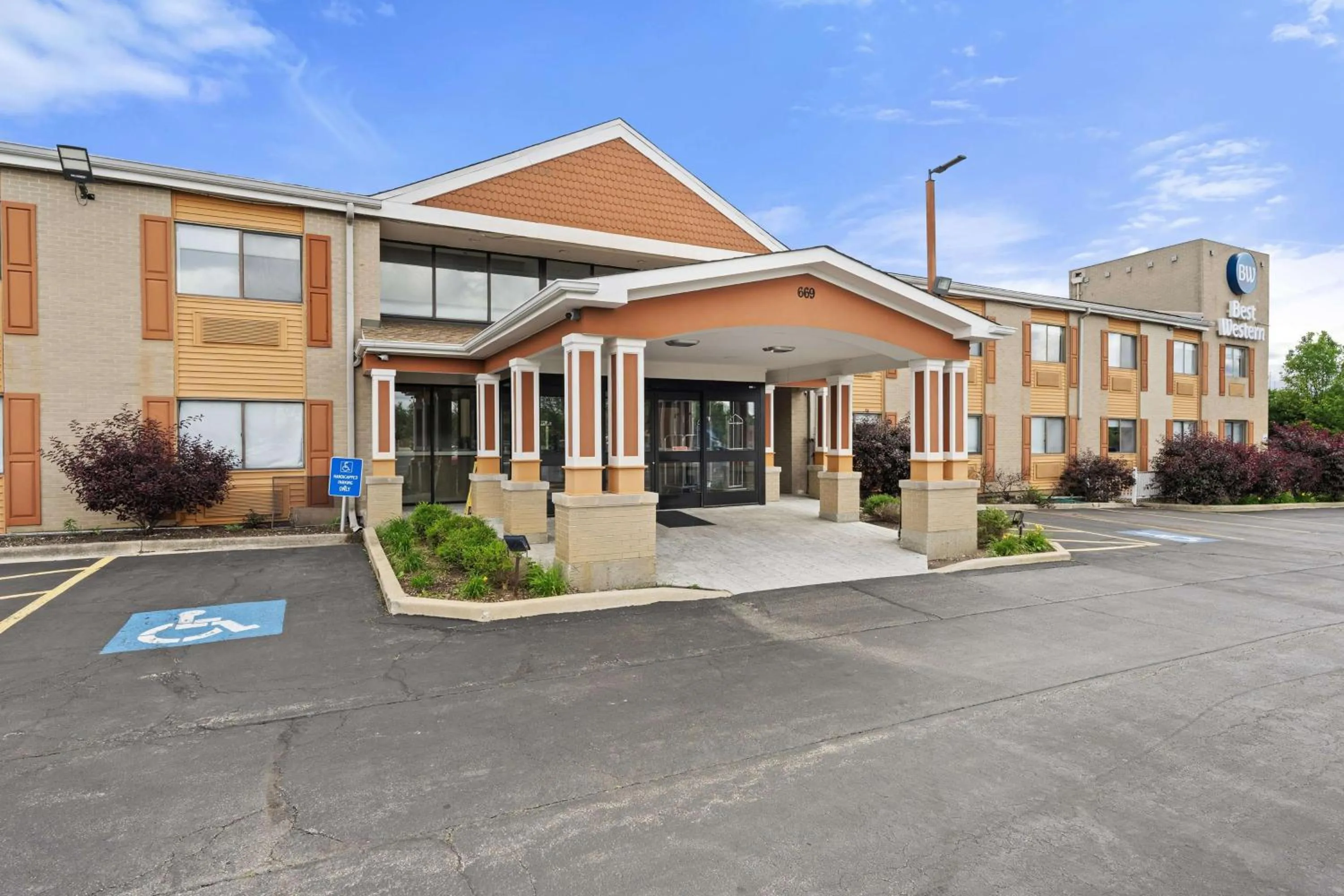 Property building in Best Western Oakbrook Inn