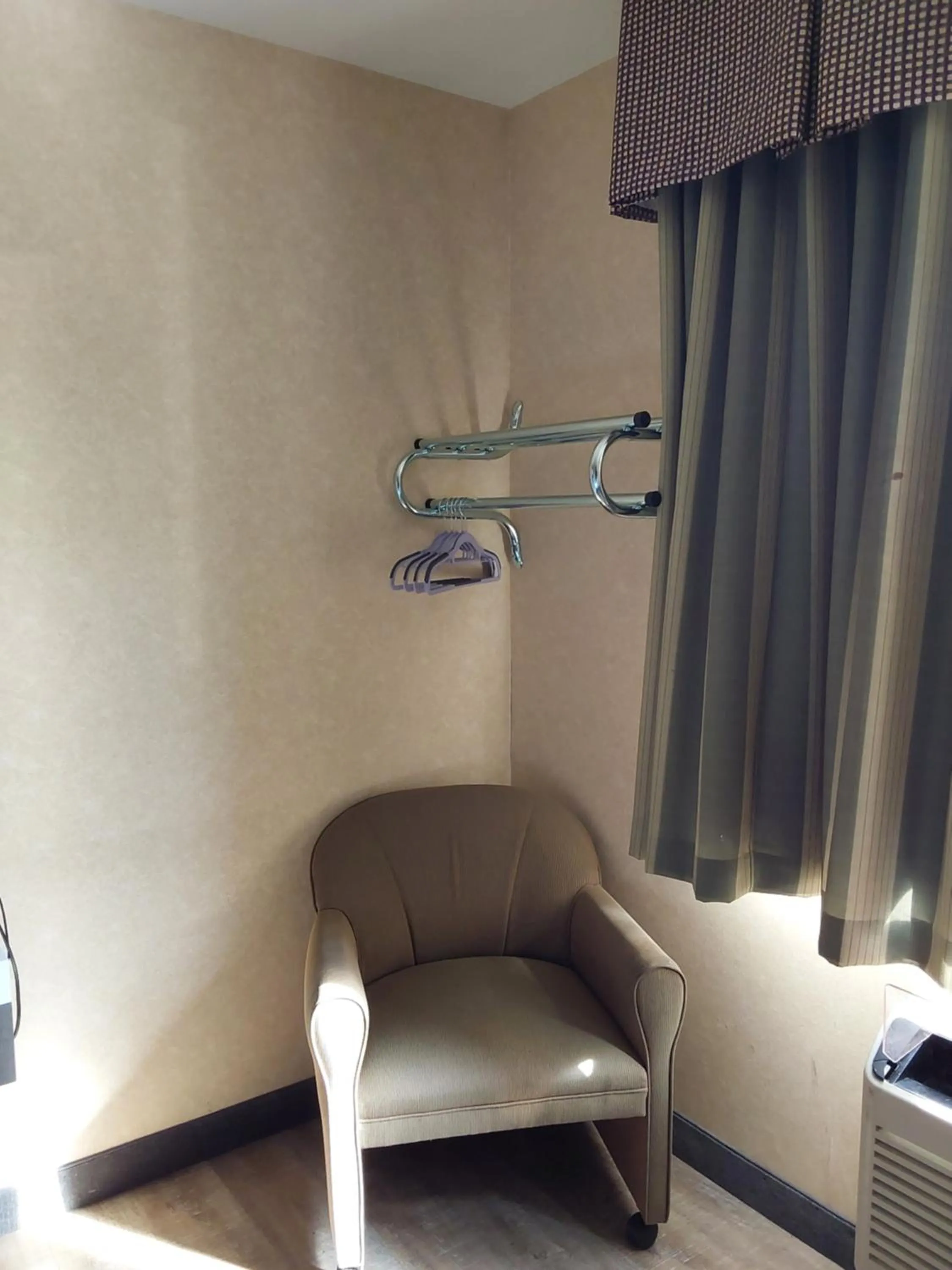 wardrobe in GuestHouse Inn Bellingham