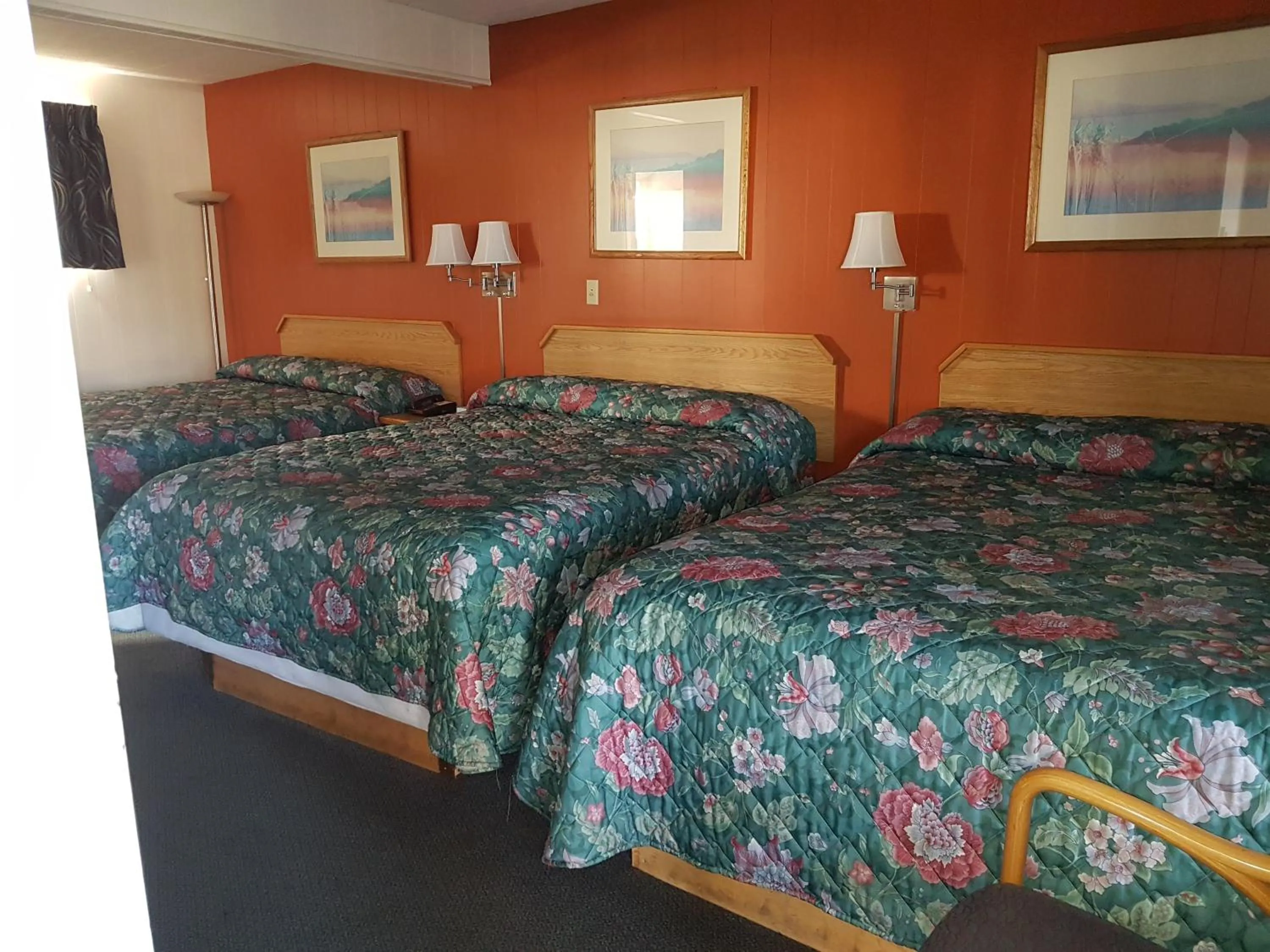 Bed in Townhouse Motel