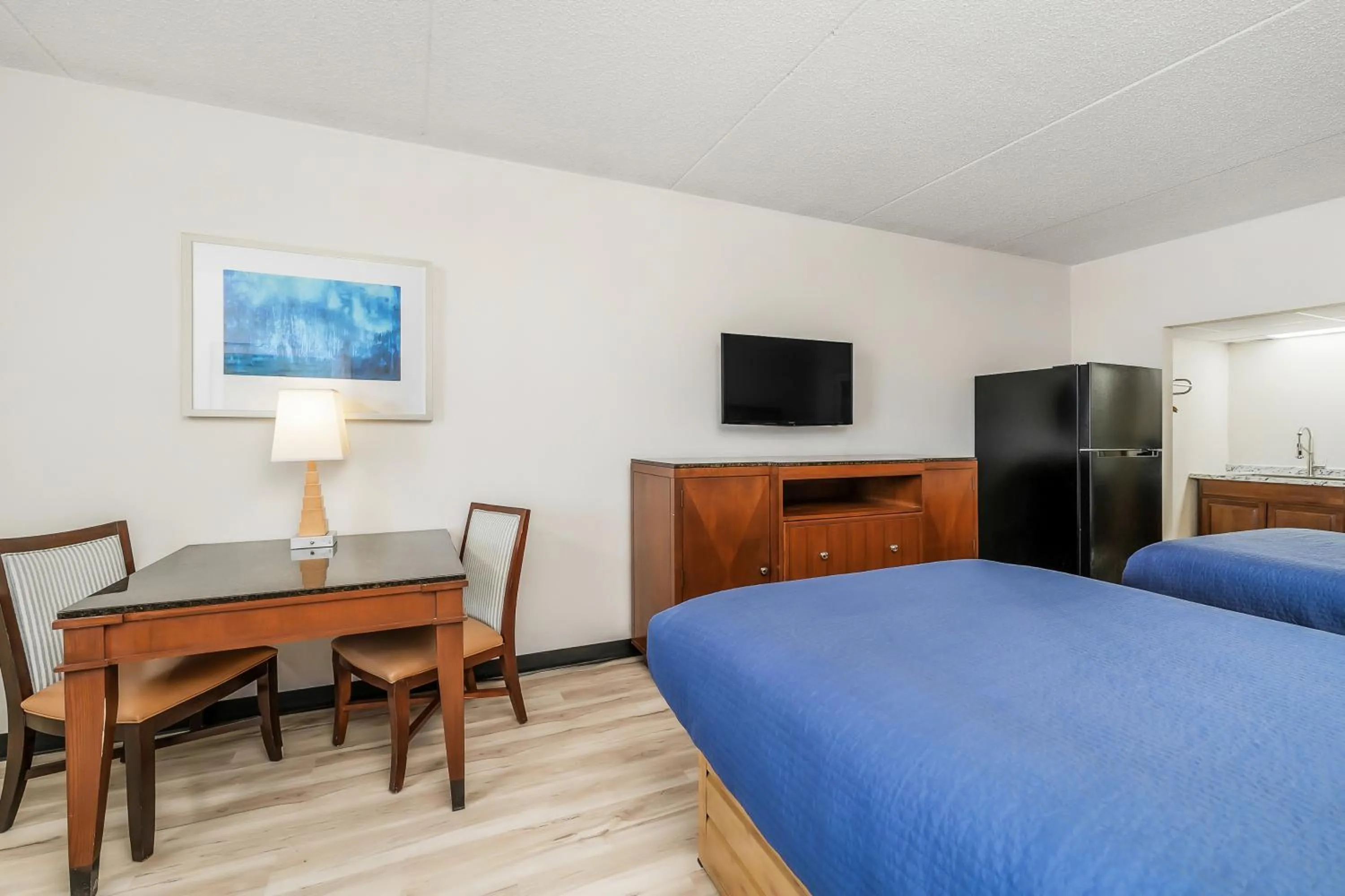 Communal lounge/ TV room, Bed in Extended Stay Suites Cookeville - Tennessee Tech