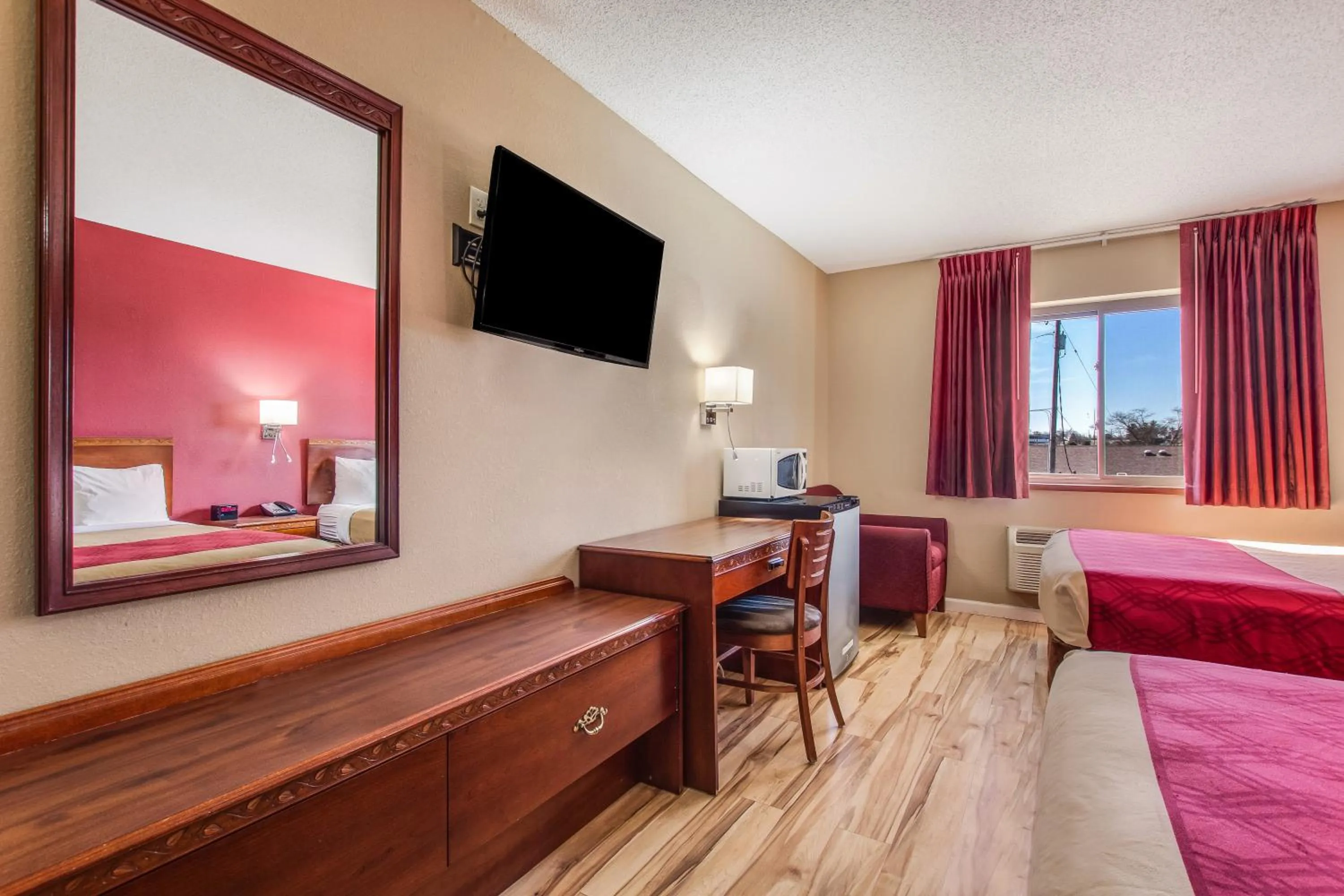 Photo of the whole room, Bed in Econo Lodge Shelbyville