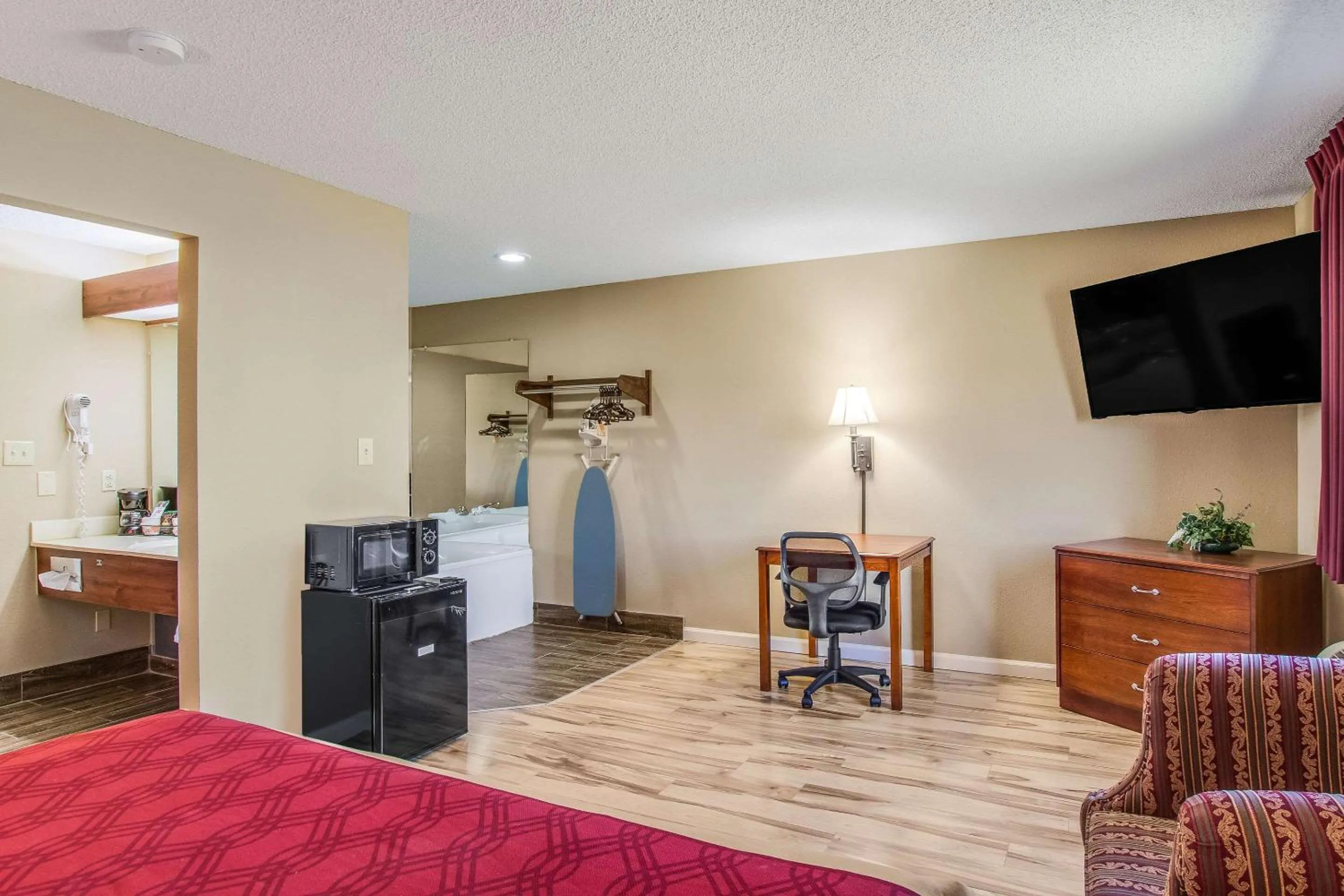 Bedroom in Econo Lodge Shelbyville