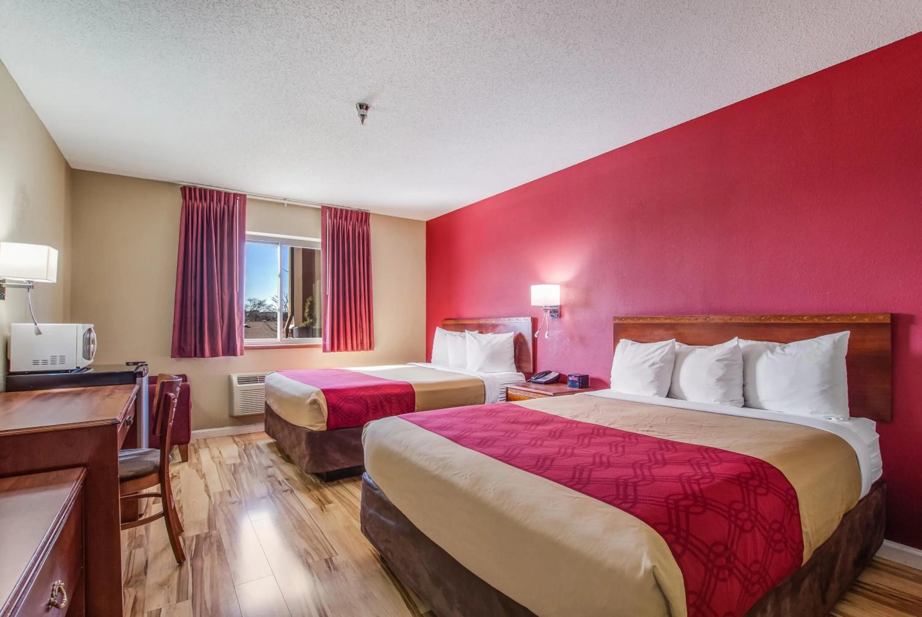 Photo of the whole room, Bed in Econo Lodge Shelbyville