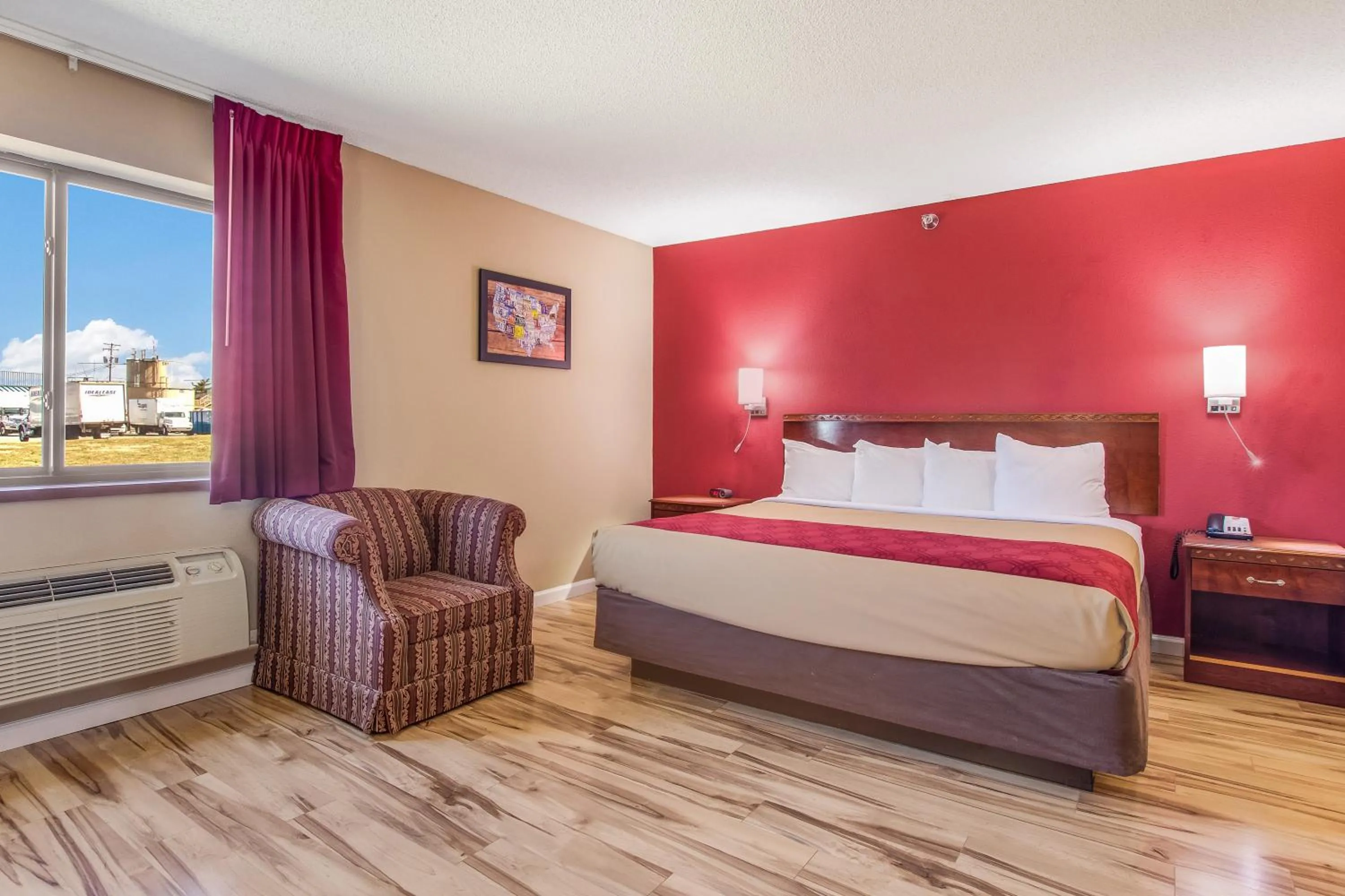 Bed in Econo Lodge Shelbyville