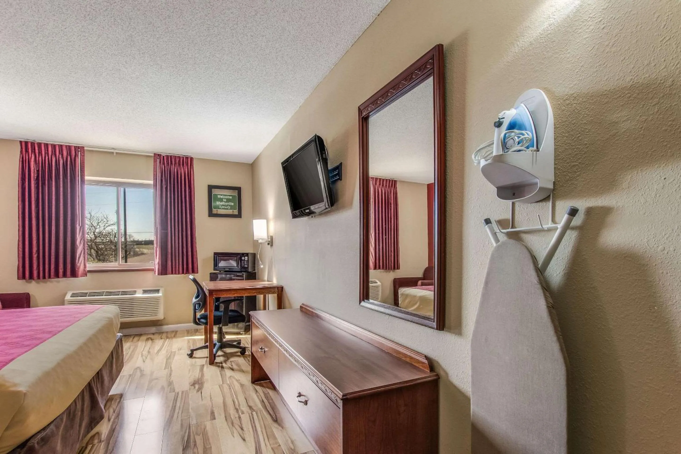 Bedroom, Bed in Econo Lodge Shelbyville