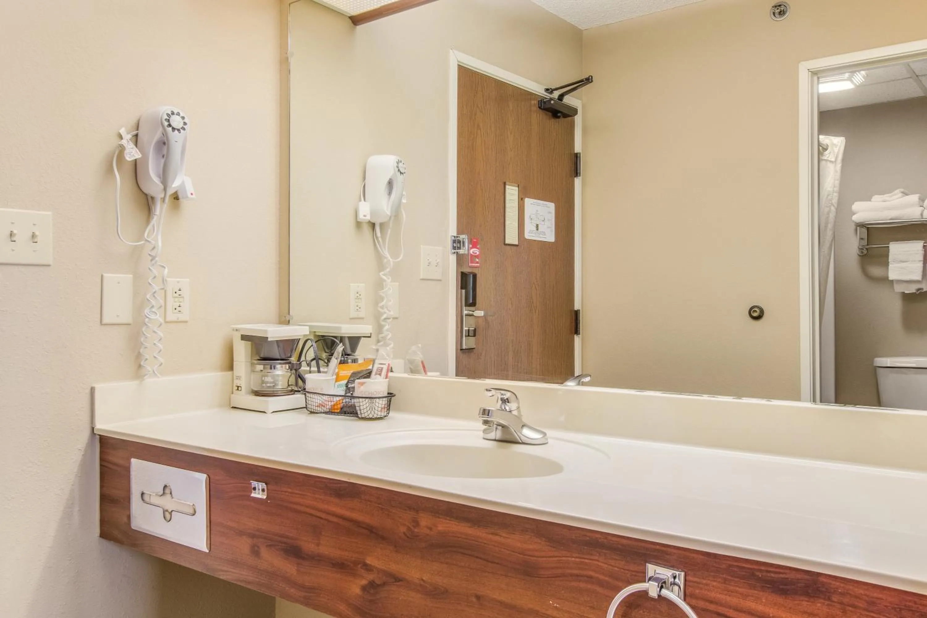 Bathroom in Econo Lodge Shelbyville