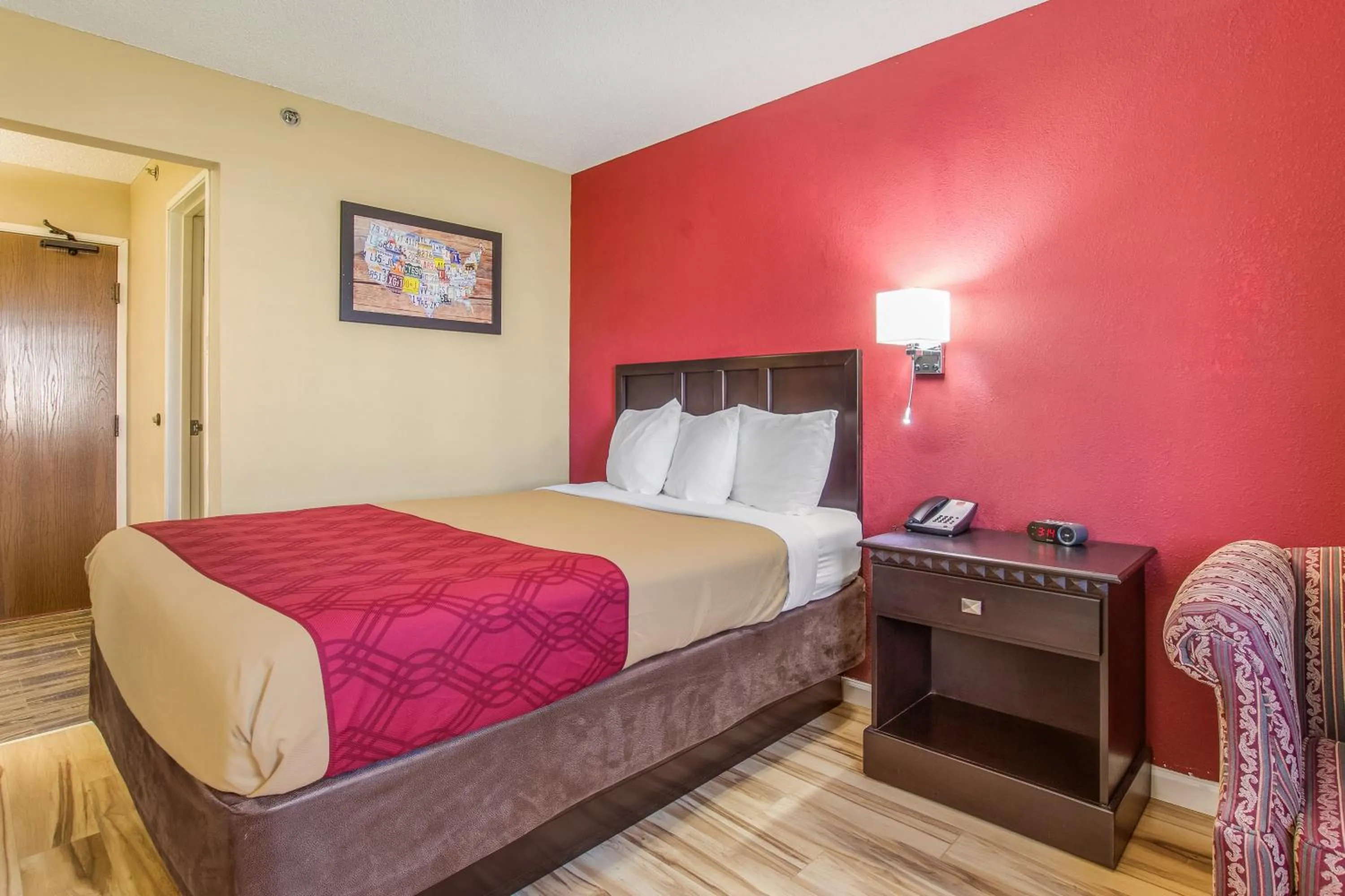 Photo of the whole room, Bed in Econo Lodge Shelbyville