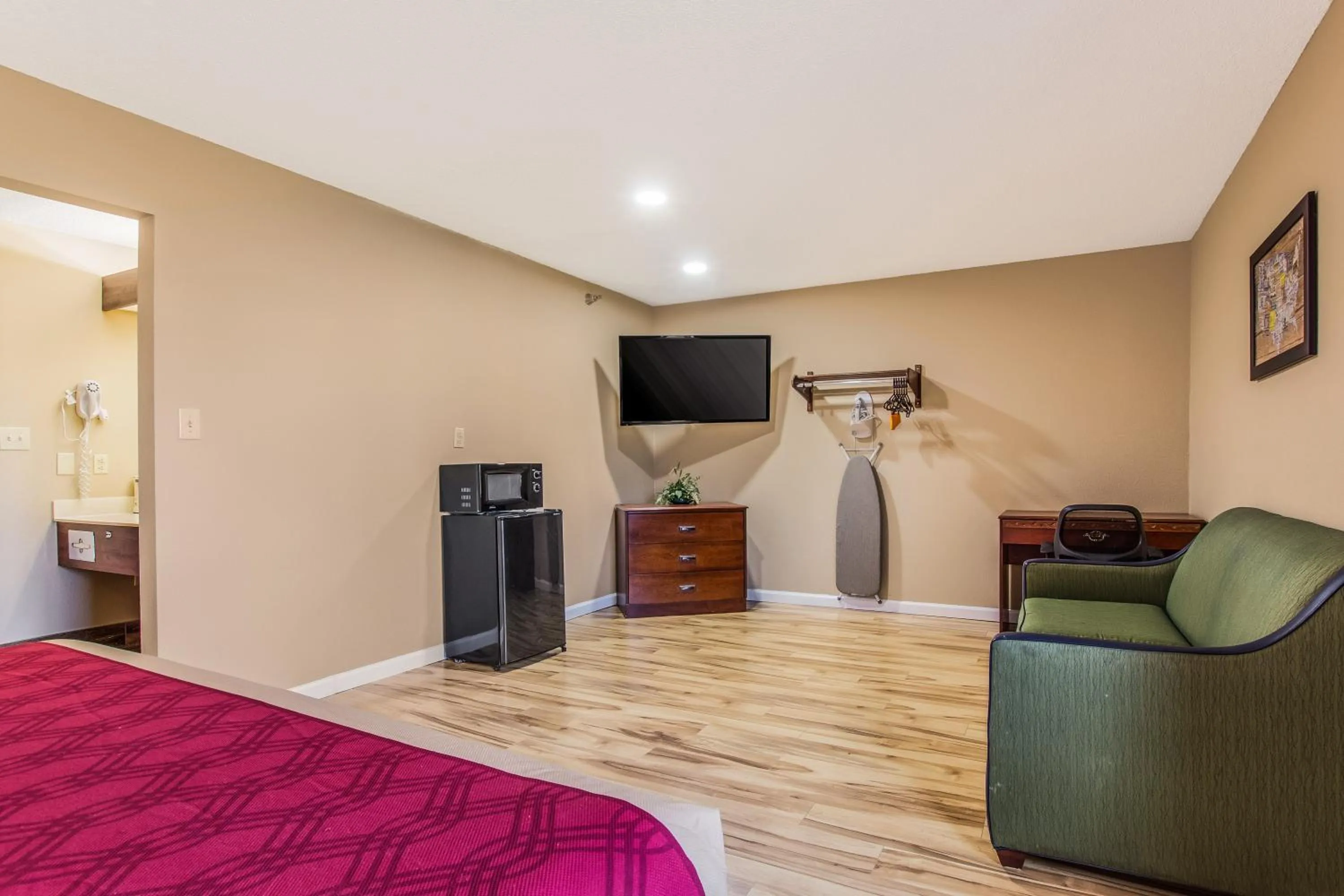 Photo of the whole room in Econo Lodge Shelbyville