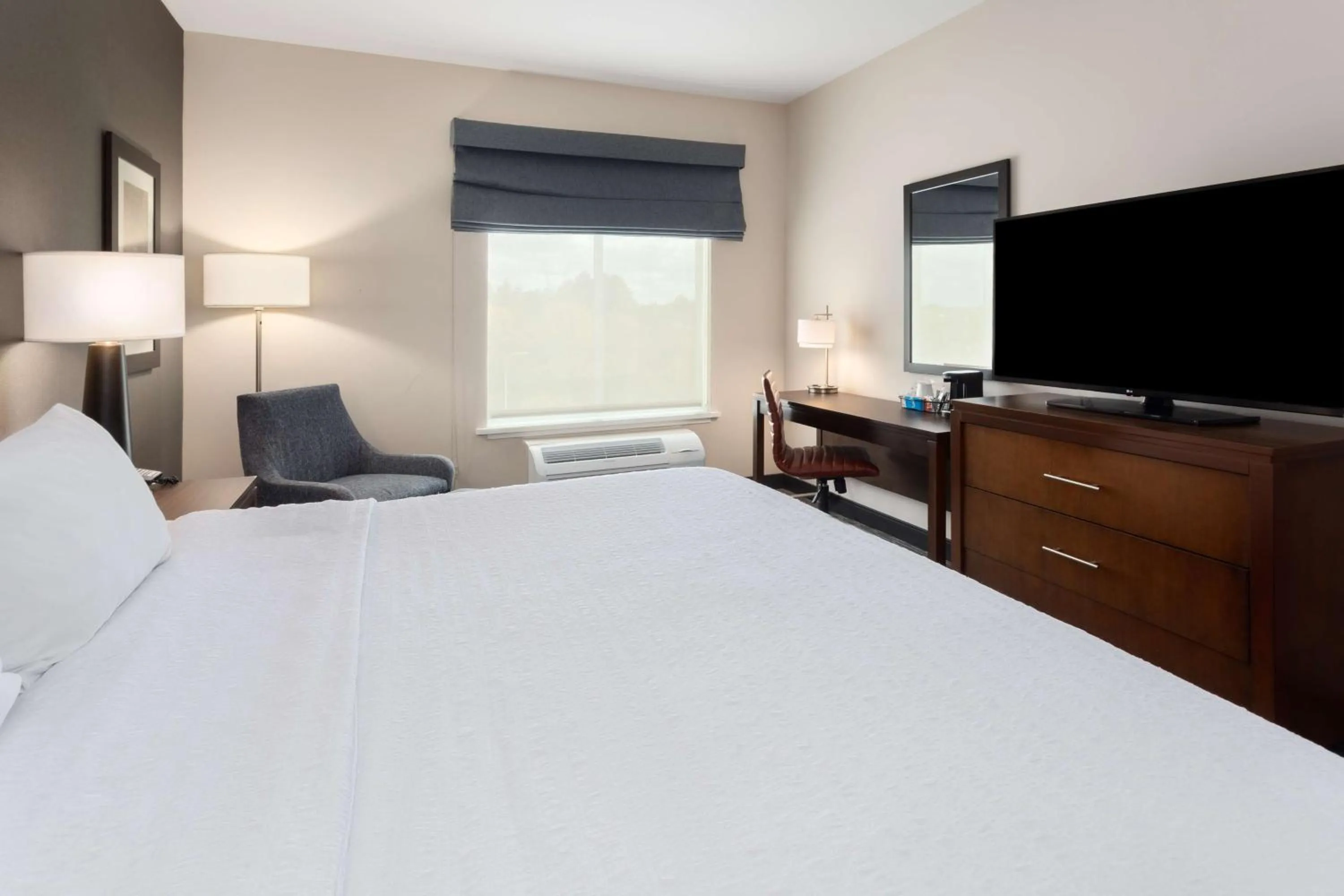 Bed in Hampton Inn by Hilton Nashville Airport Century Place
