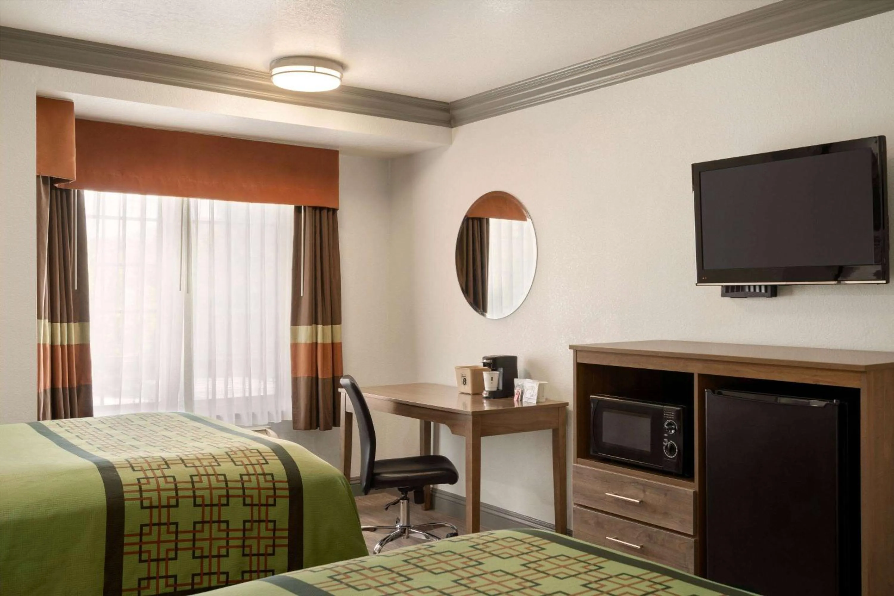 Photo of the whole room, Bed in Super 8 by Wyndham Santa Clarita/Valencia